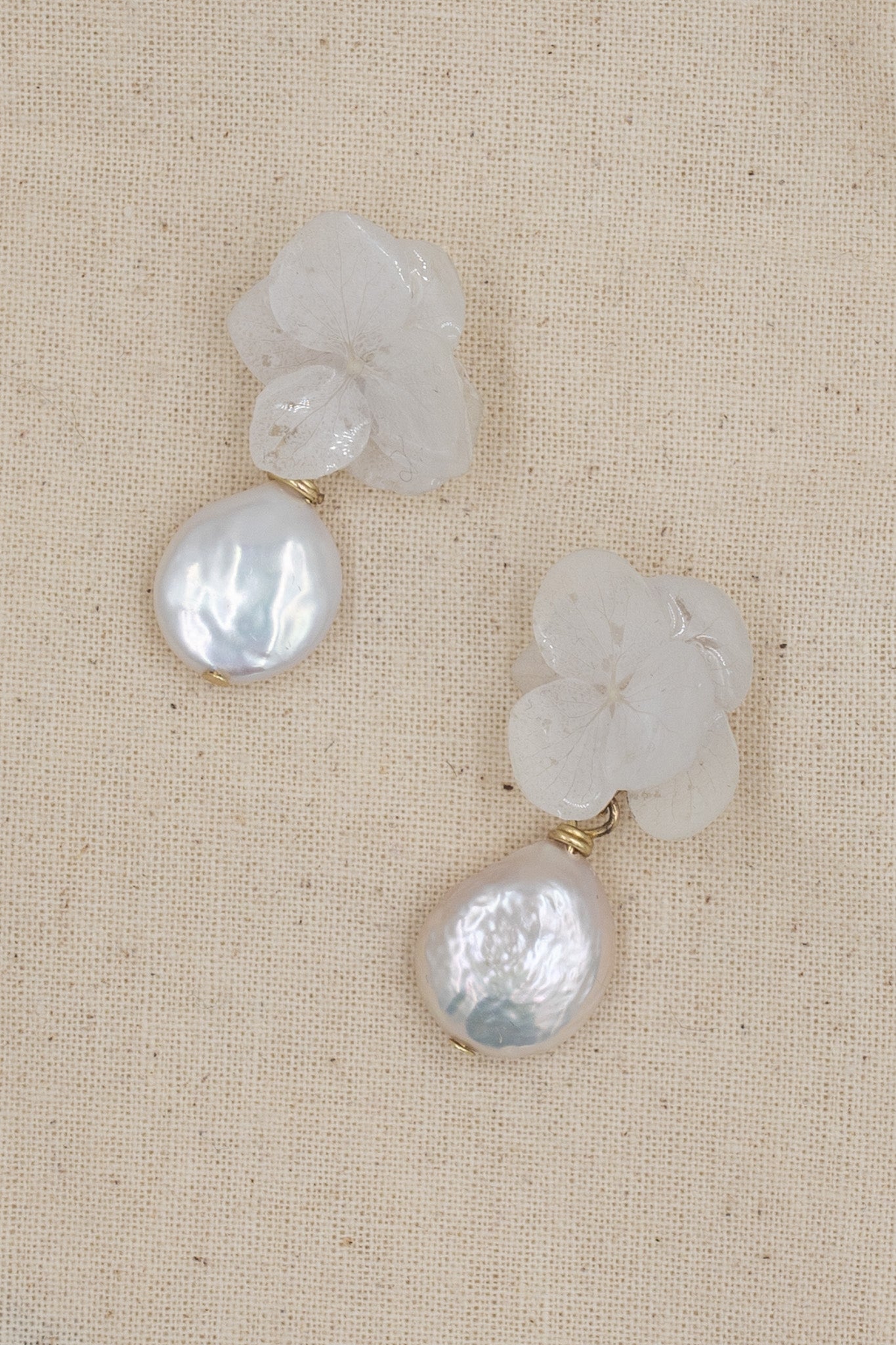 Boucles d’oreilles colorées en fleurs cristallisées et en nacre, personnalisables pour oreilles percées ou à clips. 

