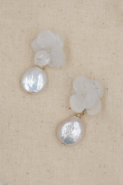 Boucles d’oreilles colorées en fleurs cristallisées et en nacre, personnalisables pour oreilles percées ou à clips. 
