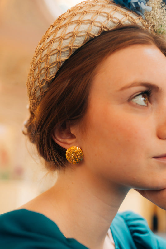 Boucles d’oreilles en plaqué Or composé d’une pièce ronde aux motifs de palmettes et d’arabesques, personnalisables pour oreilles percées ou à clips. 
