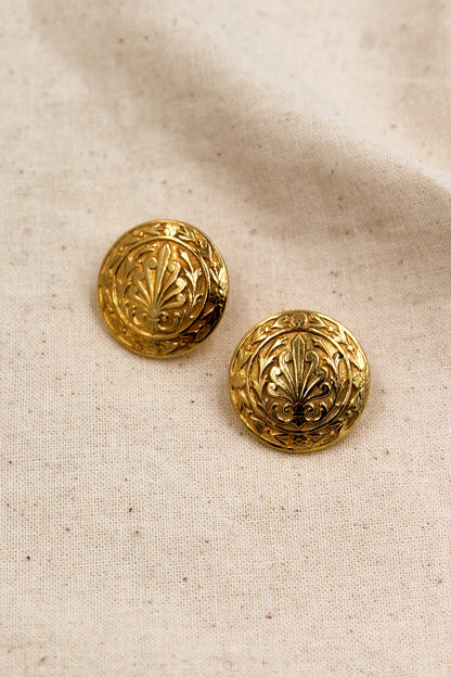 Boucles d’oreilles en plaqué Or composé d’une pièce ronde aux motifs de palmettes et d’arabesques, personnalisables pour oreilles percées ou à clips. 
