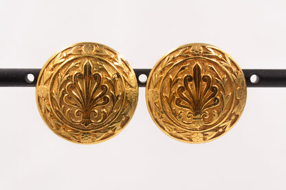 Boucles d’oreilles en plaqué Or composé d’une pièce ronde aux motifs de palmettes et d’arabesques, personnalisables pour oreilles percées ou à clips. 
