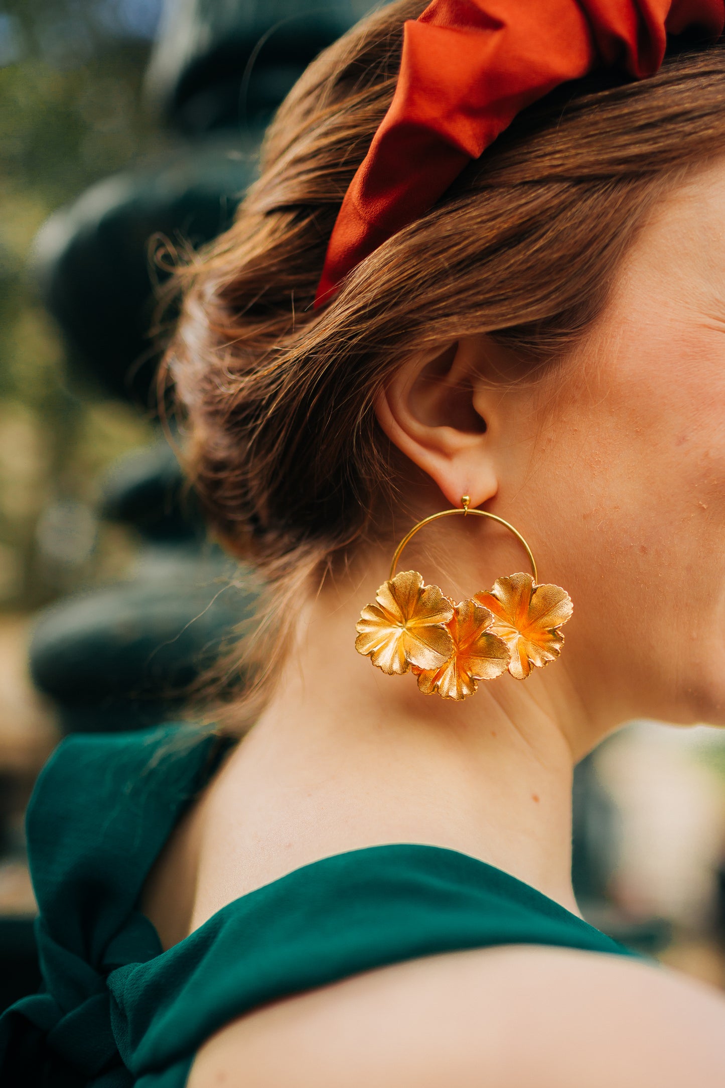 Boucles d’oreilles doré plaqué Or en forme de feuilles de géranium, personnalisables pour oreilles percées ou à clips. 