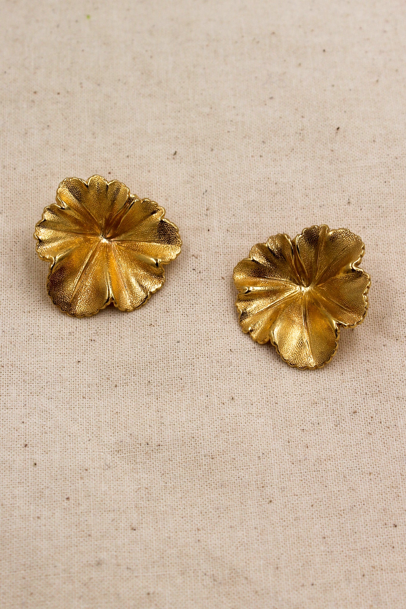 Boucles d'oreilles plaqué Or en forme de géranium, personnalisables pour oreilles percées ou à clips. 