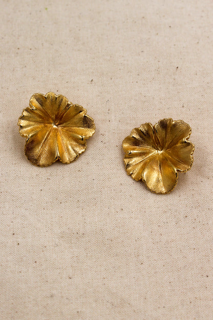 Boucles d'oreilles plaqué Or en forme de géranium, personnalisables pour oreilles percées ou à clips. 