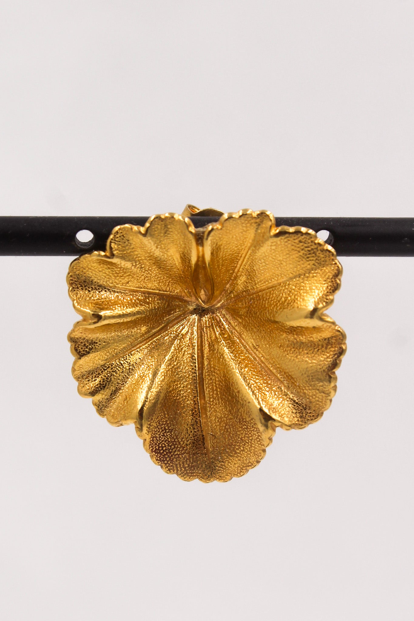 Boucles d'oreilles plaqué Or en forme de géranium, personnalisables pour oreilles percées ou à clips. 