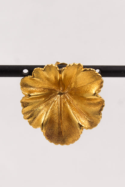 Boucles d'oreilles plaqué Or en forme de géranium, personnalisables pour oreilles percées ou à clips. 