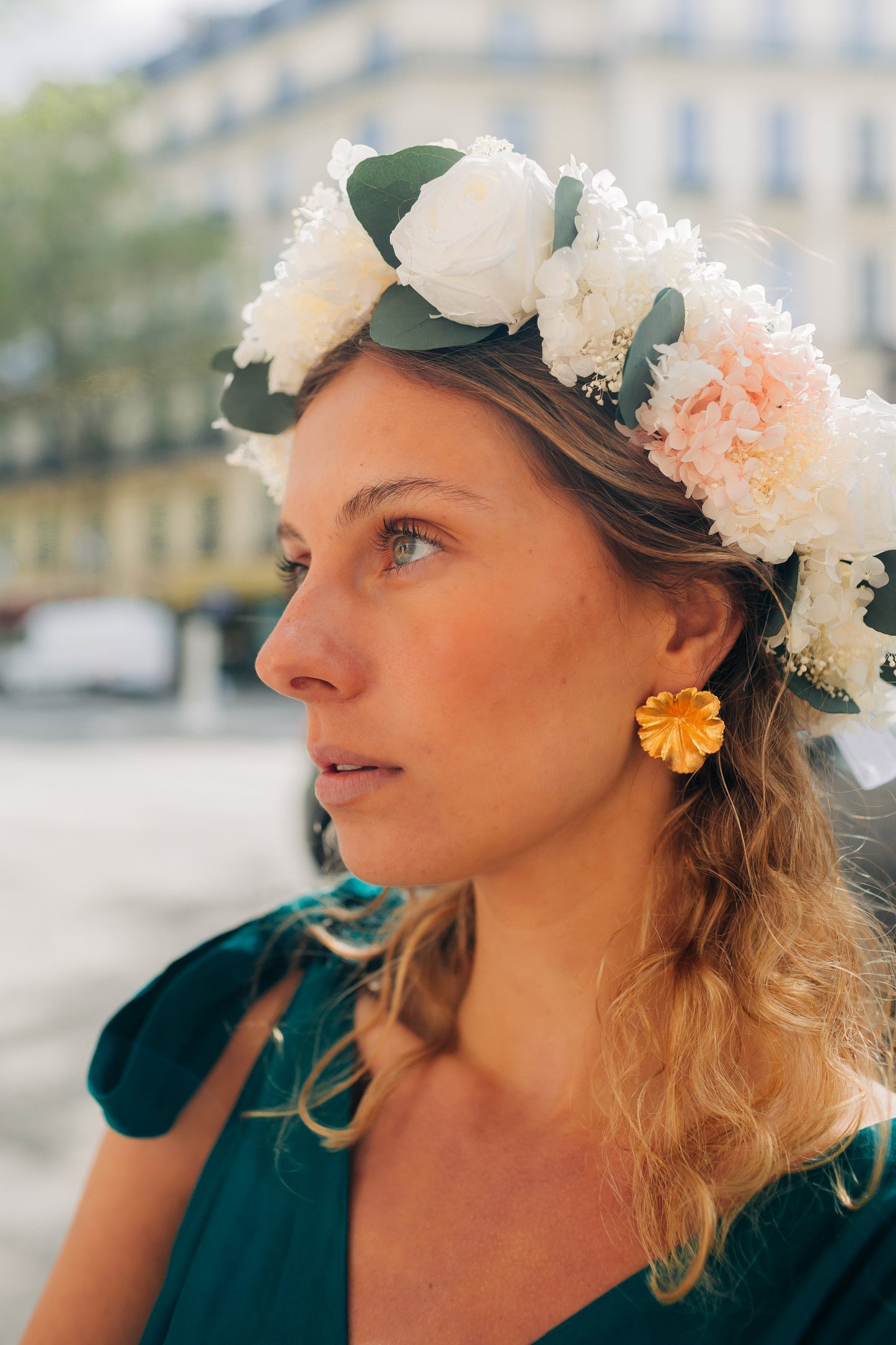 Boucles d'oreilles en plaqué Or en forme de géranium, pour oreilles percées ou clips. 
