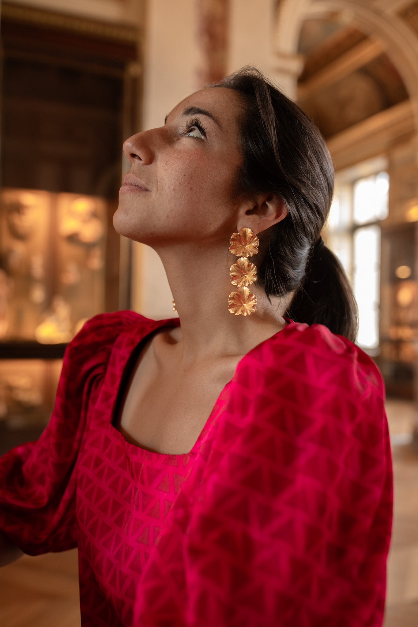 Boucles d’oreilles pendantes en plaqué Or en forme de géranium, personnalisables pour oreilles percées ou à clips. 
