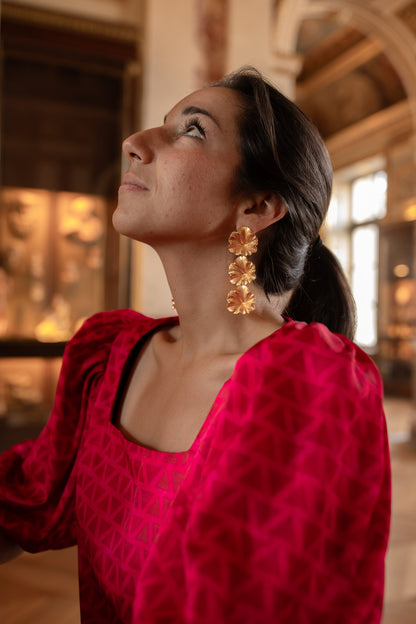 Boucles d’oreilles pendantes en plaqué Or en forme de géranium, personnalisables pour oreilles percées ou à clips. 
