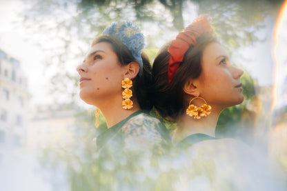 Boucles d’oreilles pendantes en plaqué Or en forme de géranium, personnalisables pour oreilles percées ou à clips. 
