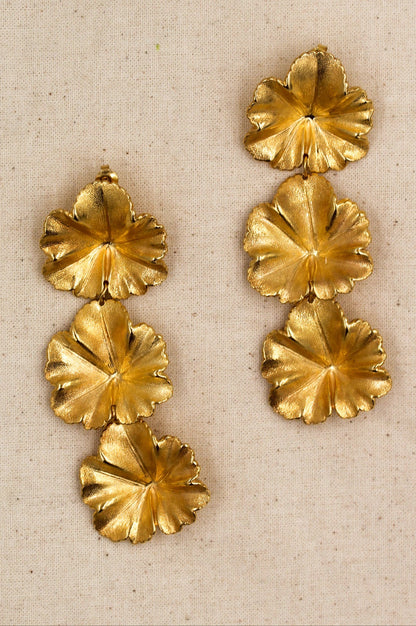 Boucles d’oreilles pendantes en plaqué Or en forme de géranium, personnalisables pour oreilles percées ou à clips. 
