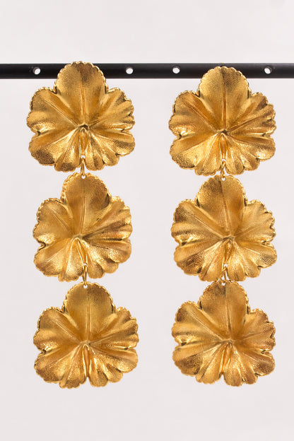 Boucles d’oreilles pendantes en plaqué Or en forme de géranium, personnalisables pour oreilles percées ou à clips. 
