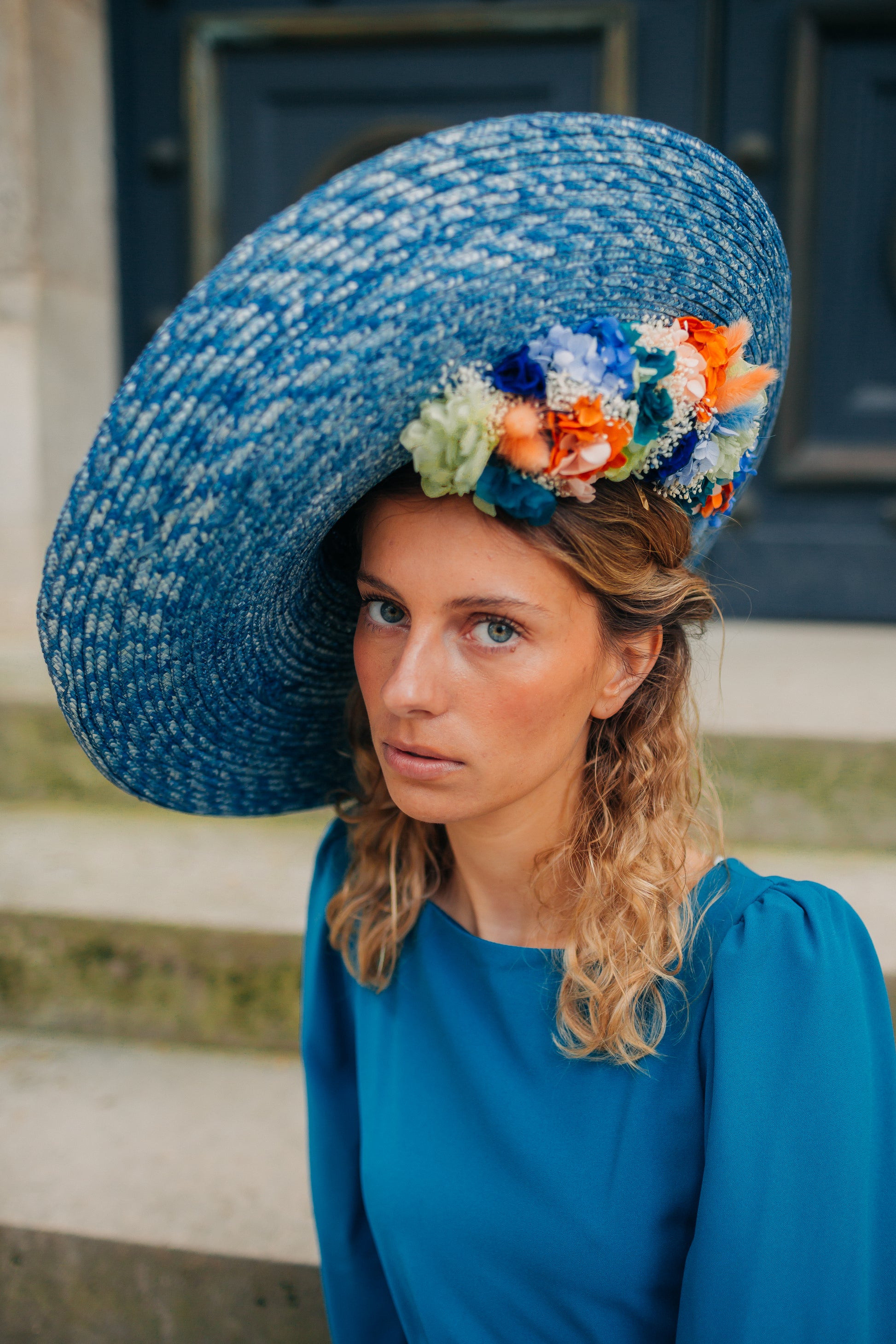 Capeline incurvée colorée avec des fleurs stabilisées 