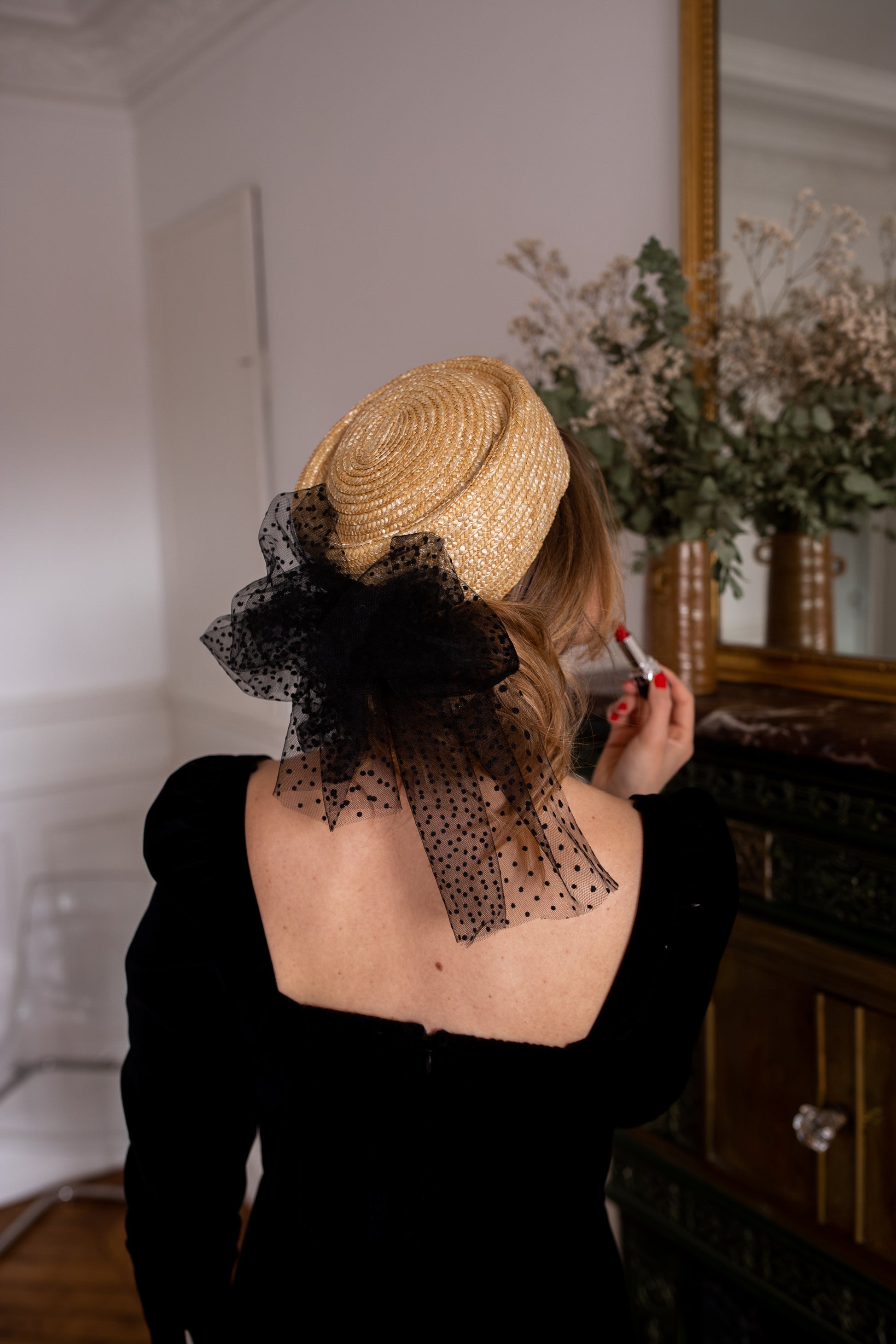 Bibi en paille décoré de tulle plumetis noir