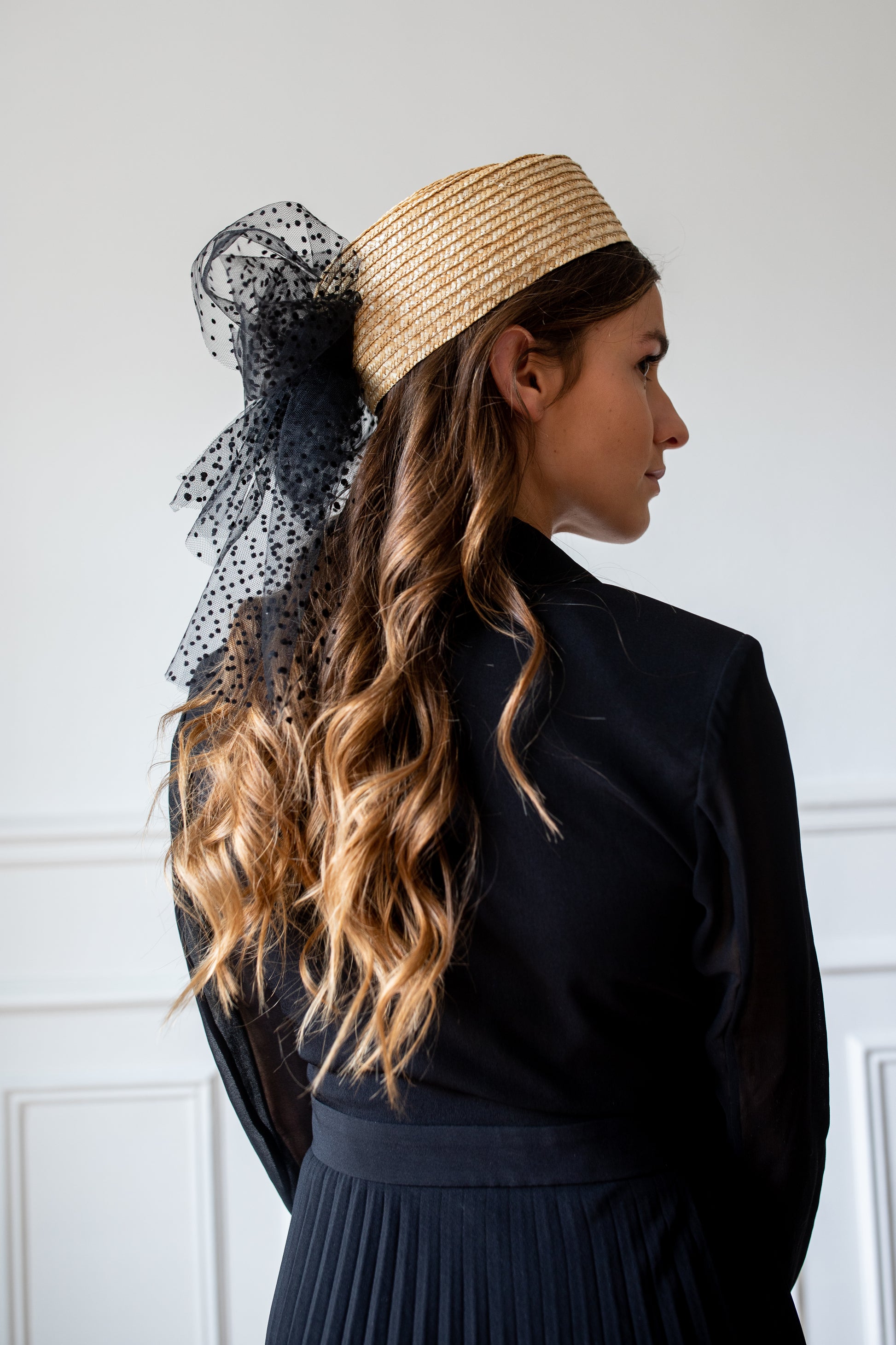 Bibi en paille décoré de tulle plumetis noir