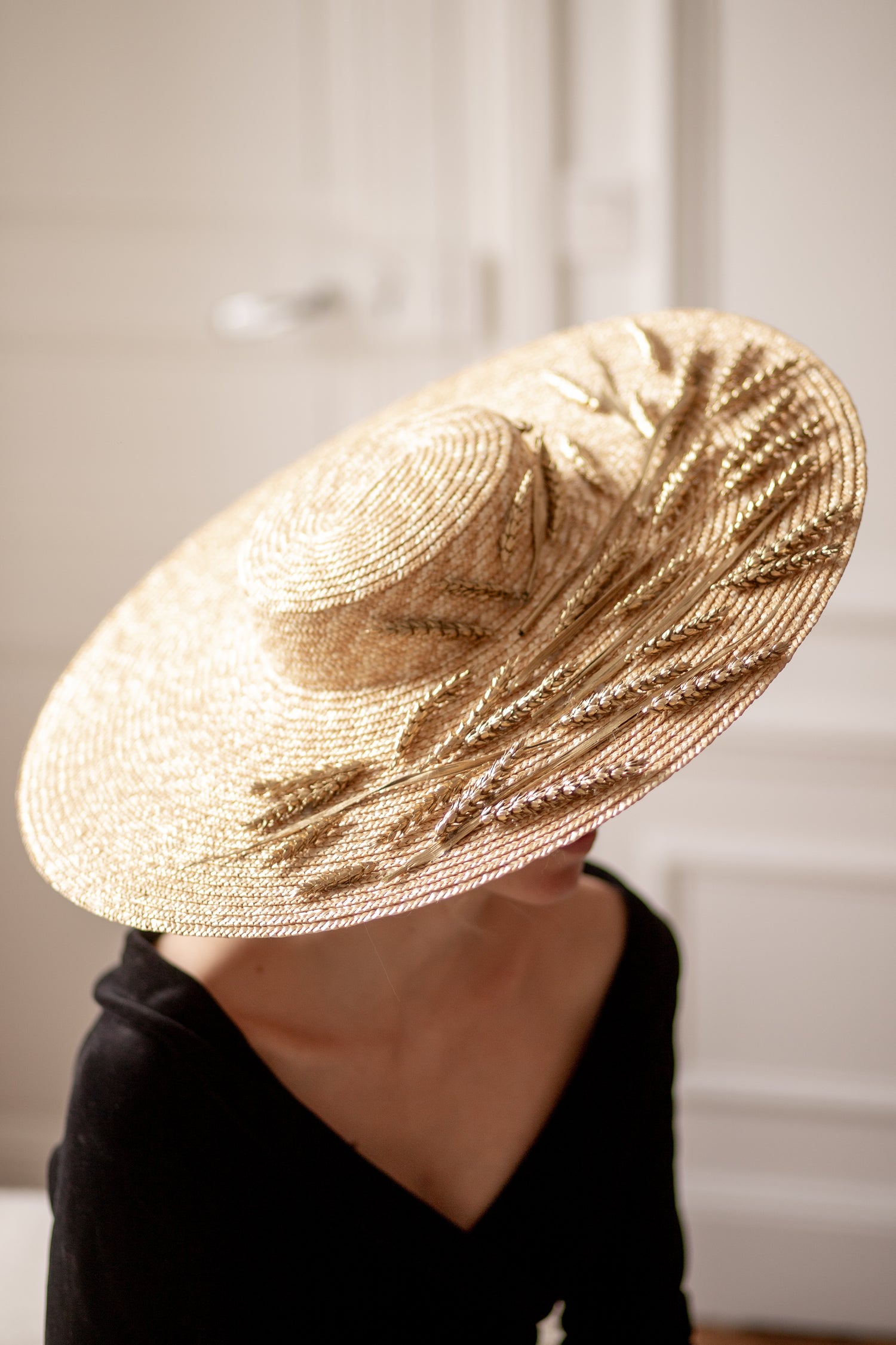Capeline en paille décorée de blés dorés