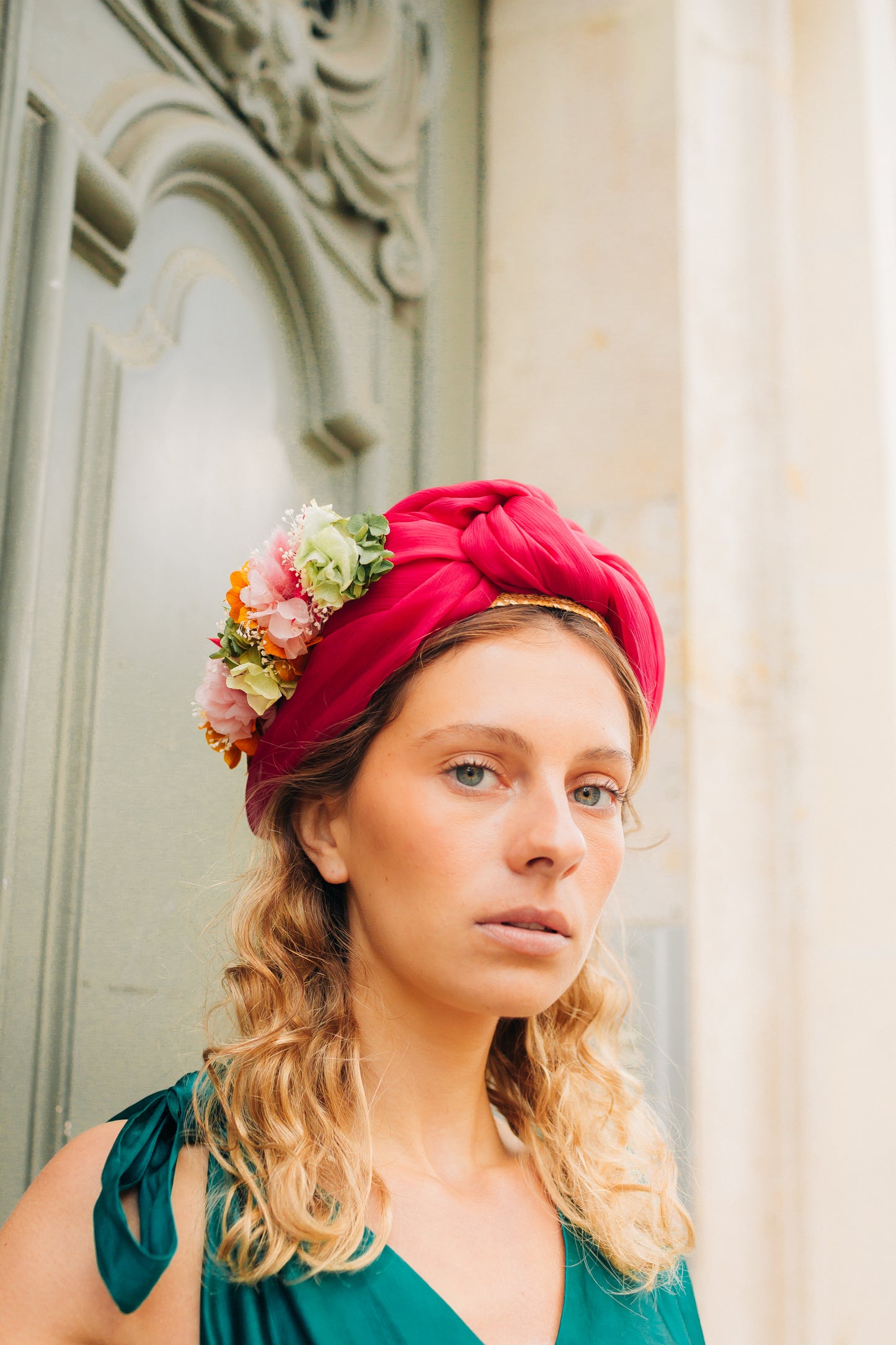 Turban en paille décoré d'un tissu et de fleurs stabilisées 