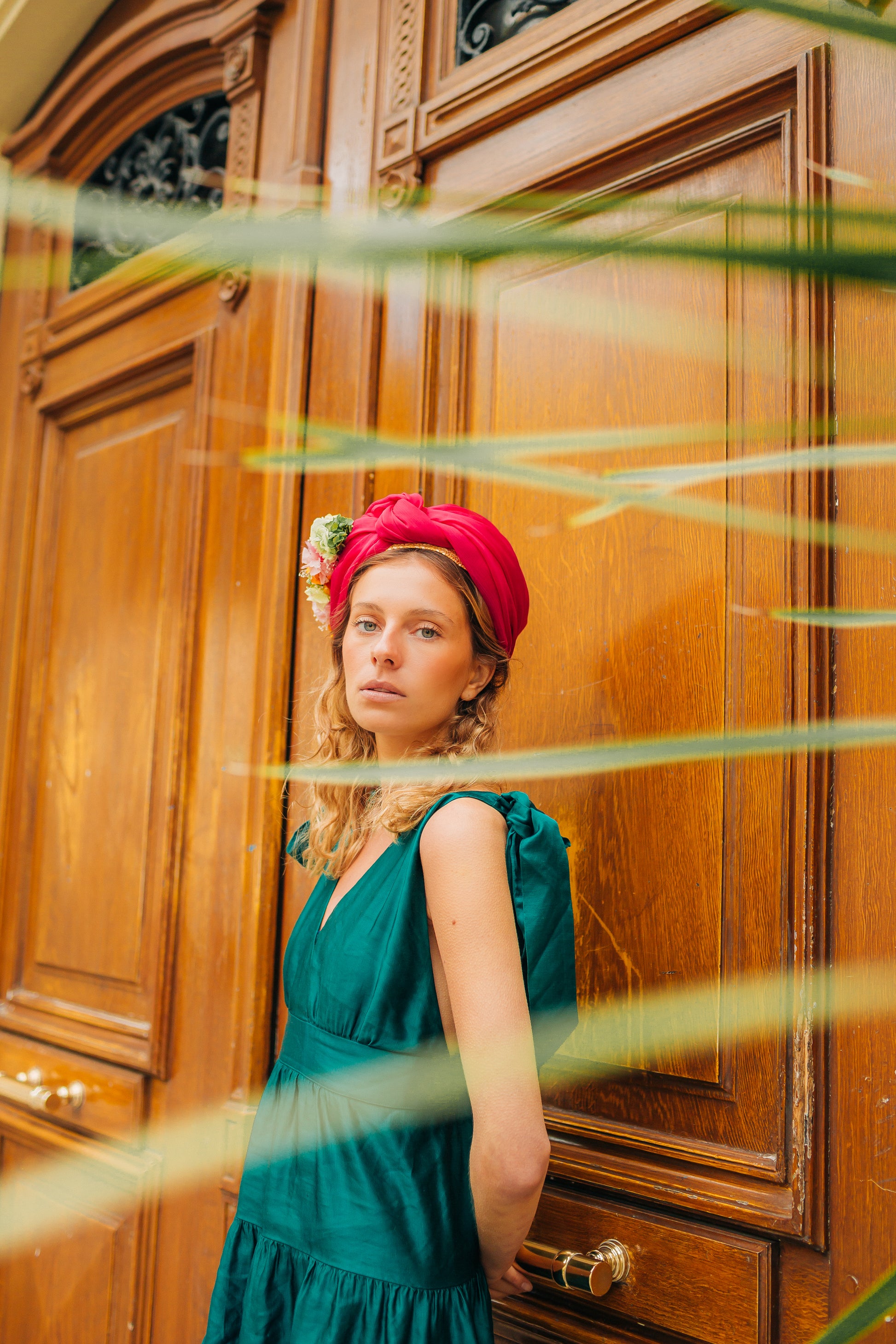 Turban en paille décoré d'un tissu et de fleurs stabilisées 