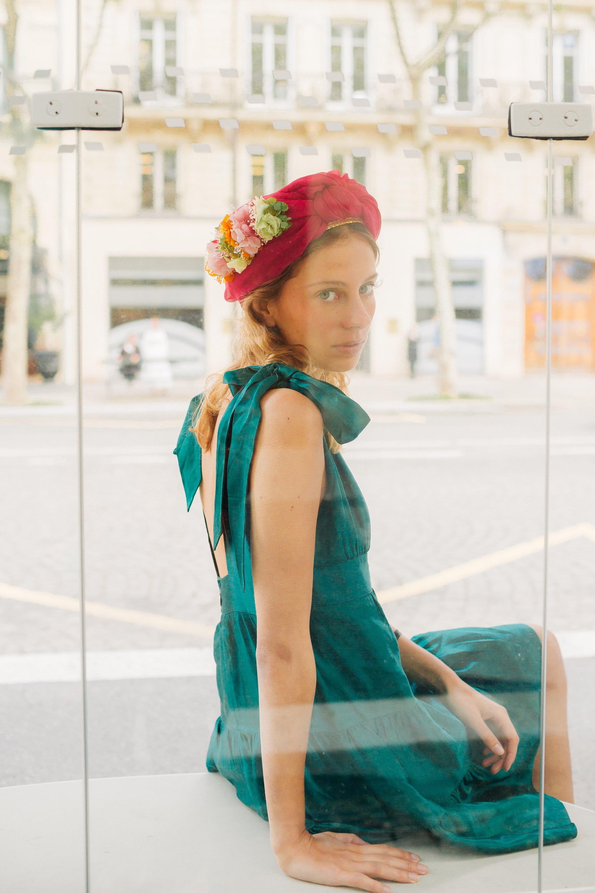 Turban en paille décoré d'un tissu et de fleurs stabilisées 
