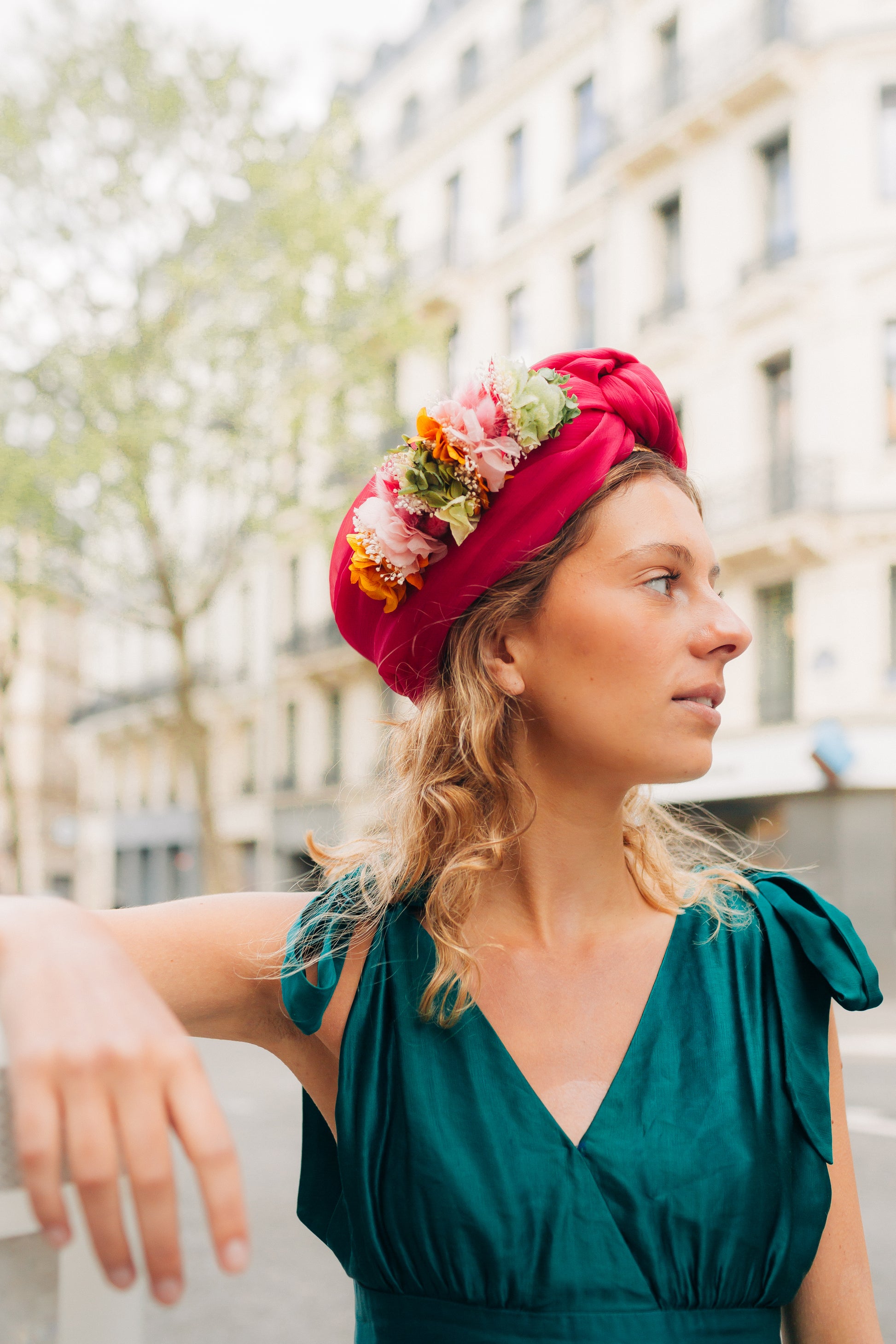Turban en paille décoré d'un tissu et de fleurs stabilisées 