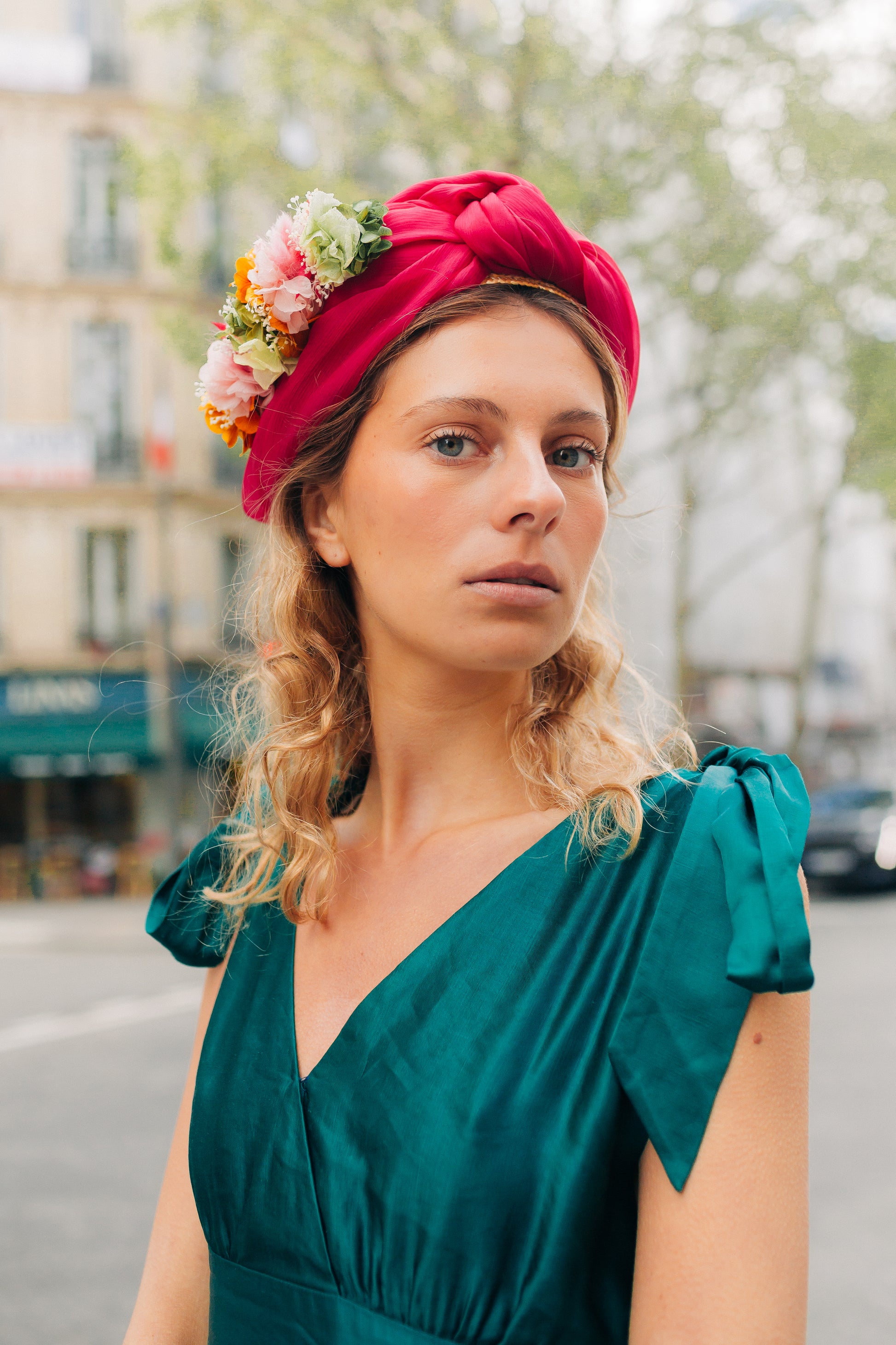 Turban en paille décoré d'un tissu et de fleurs stabilisées 