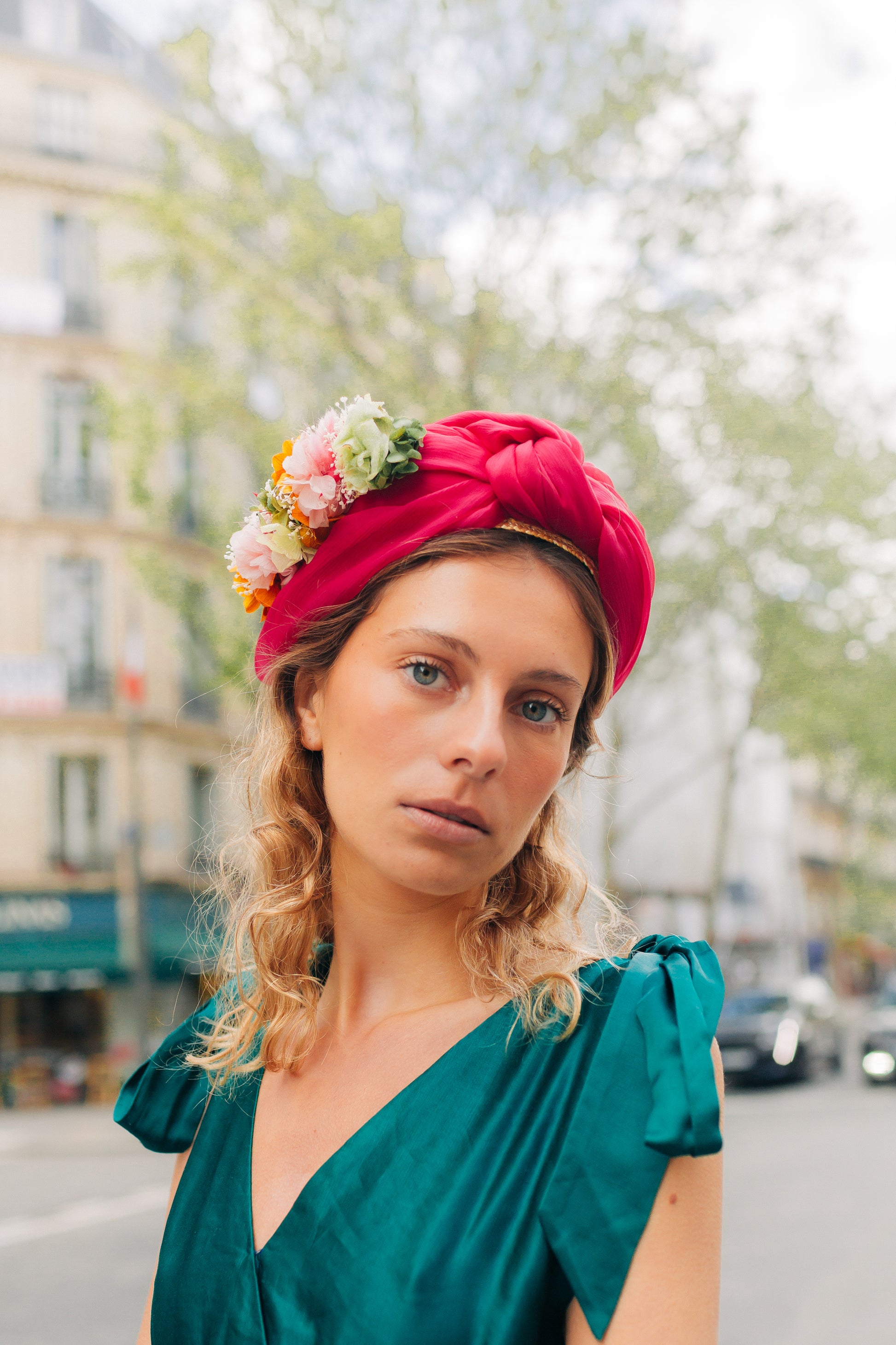 Turban en paille décoré d'un tissu et de fleurs stabilisées 