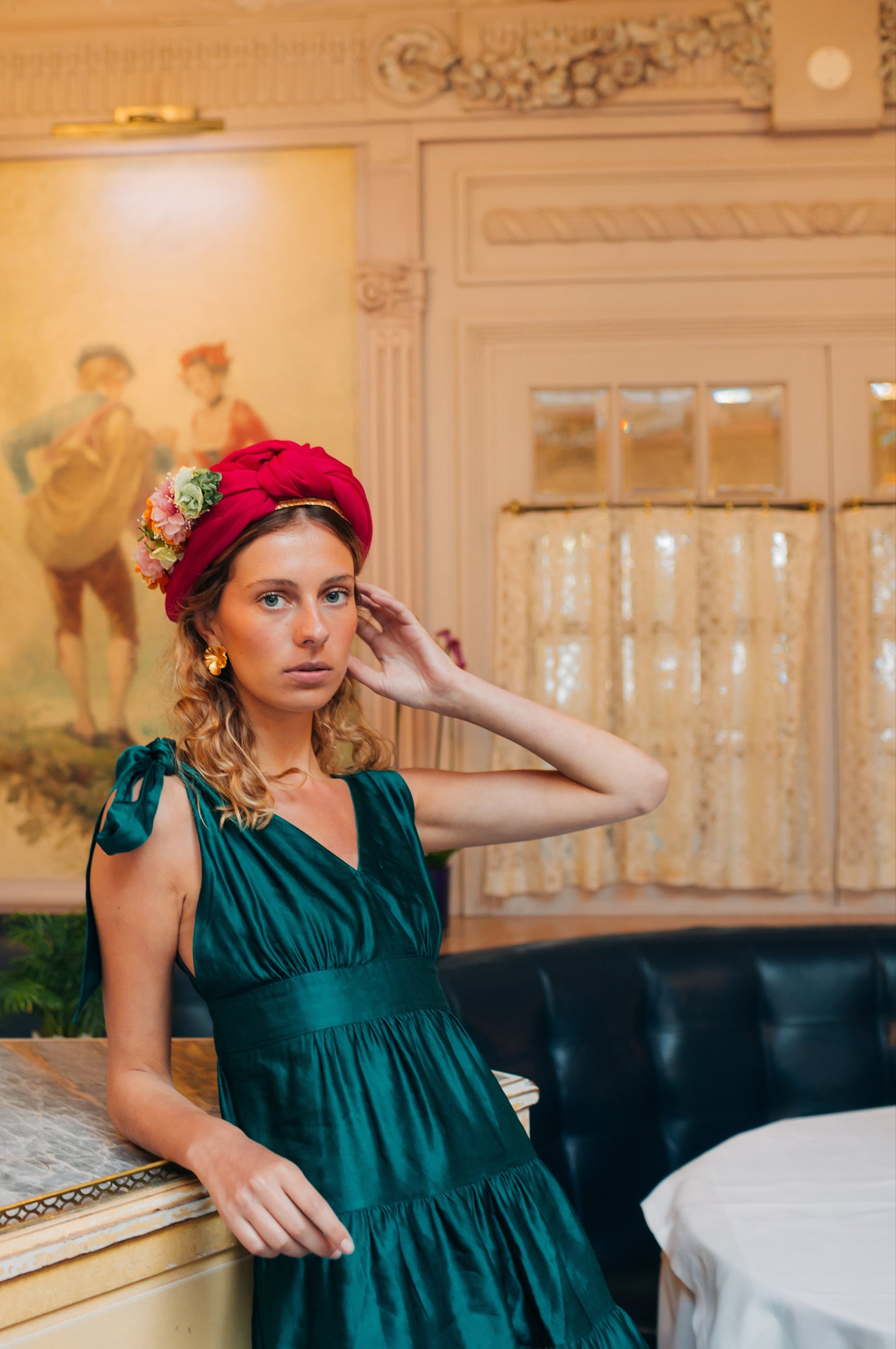 Turban en paille décoré d'un tissu et de fleurs stabilisées 