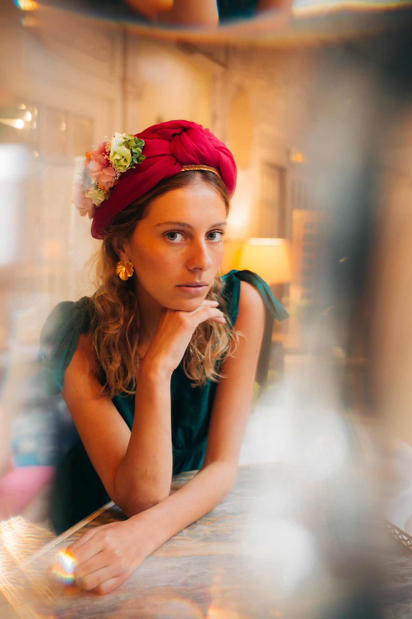 Turban en paille décoré d'un tissu et de fleurs stabilisées 