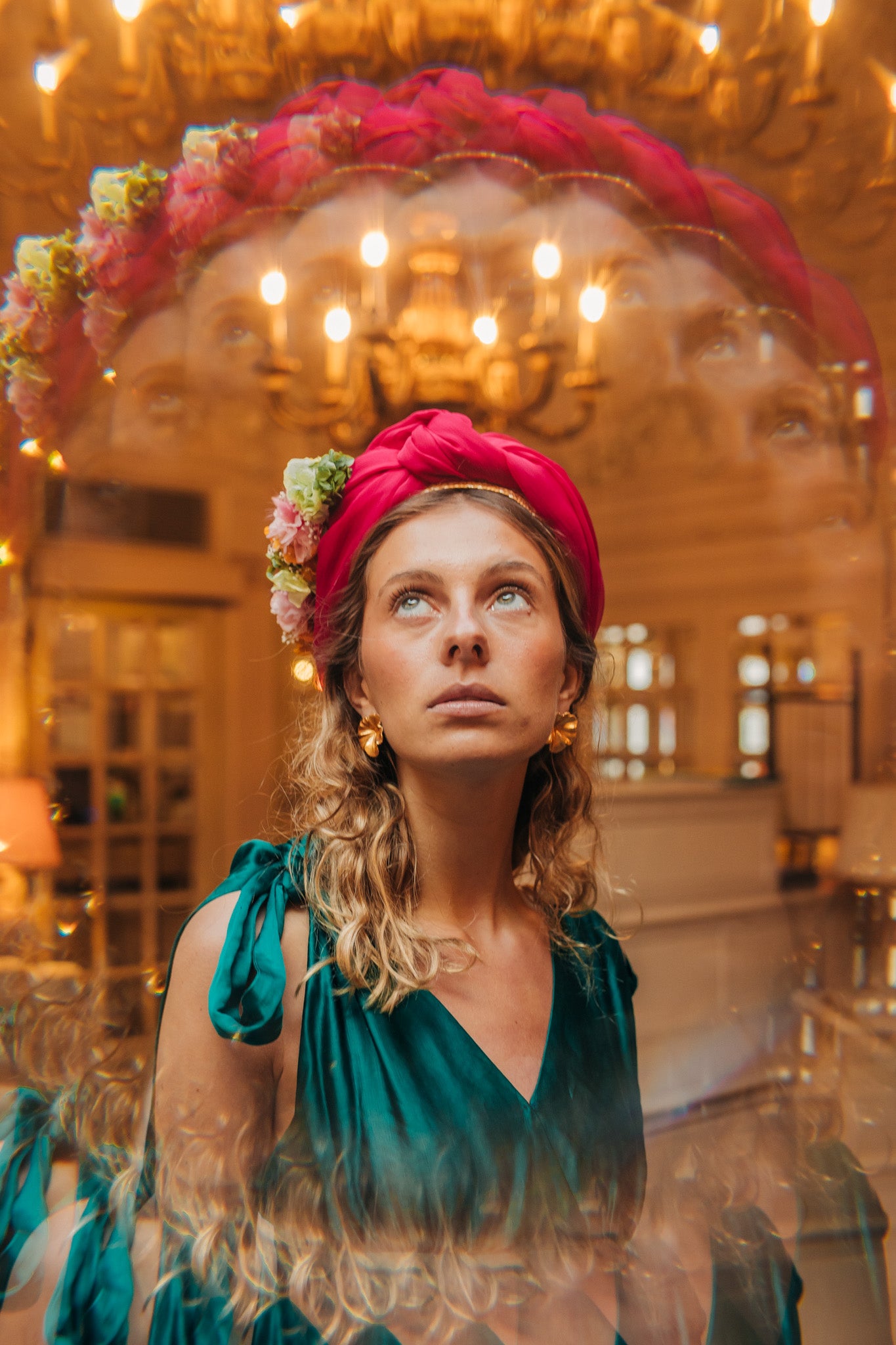 Turban en paille décoré d'un tissu et de fleurs stabilisées 