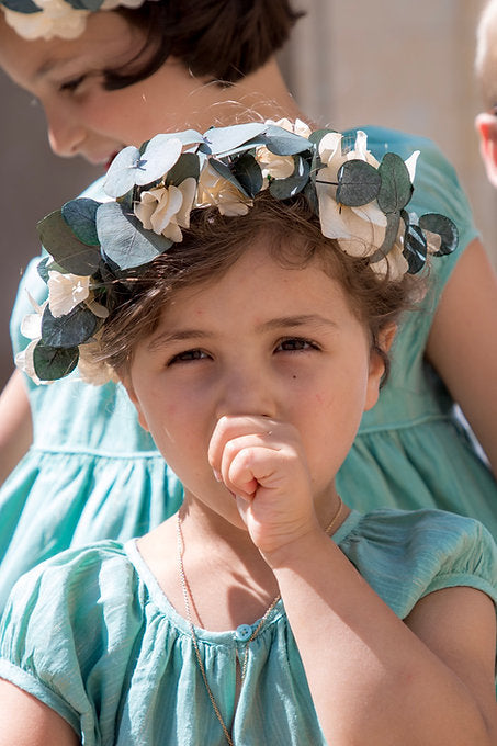 Couronne d'enfants composée d'hortensia blanc et de feuilles d'eucalyptus 