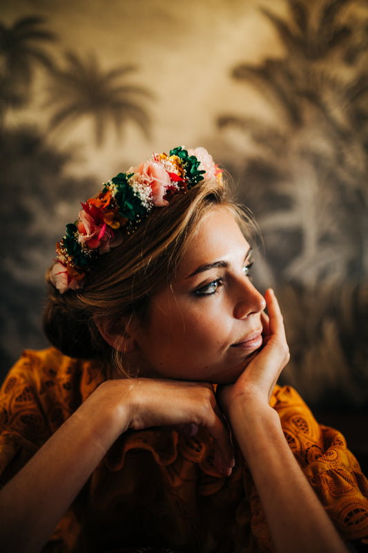 Serre tête décoré de fleurs stabilisées colorées