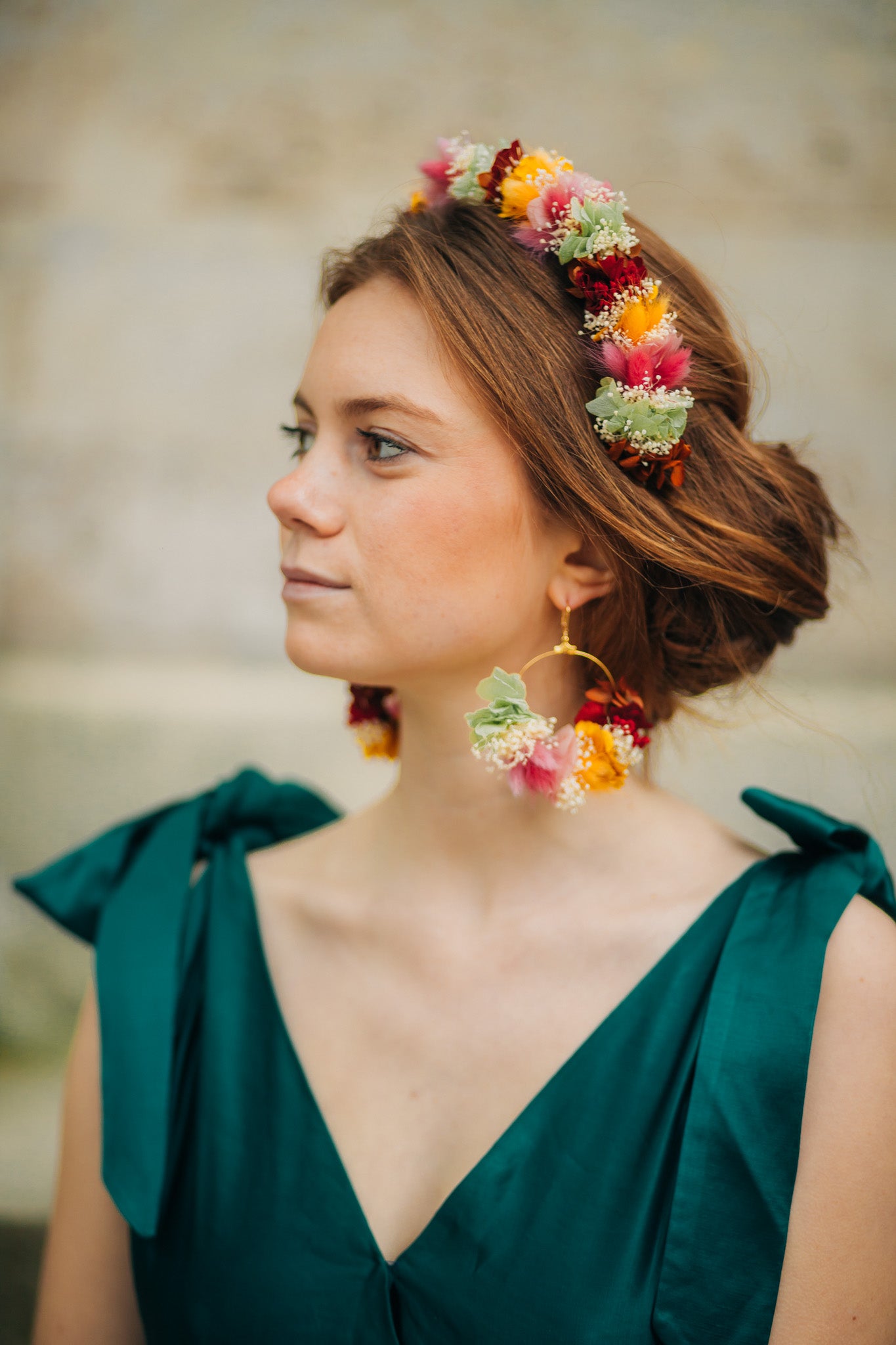 Serre tête décoré de fleurs stabilisées colorées