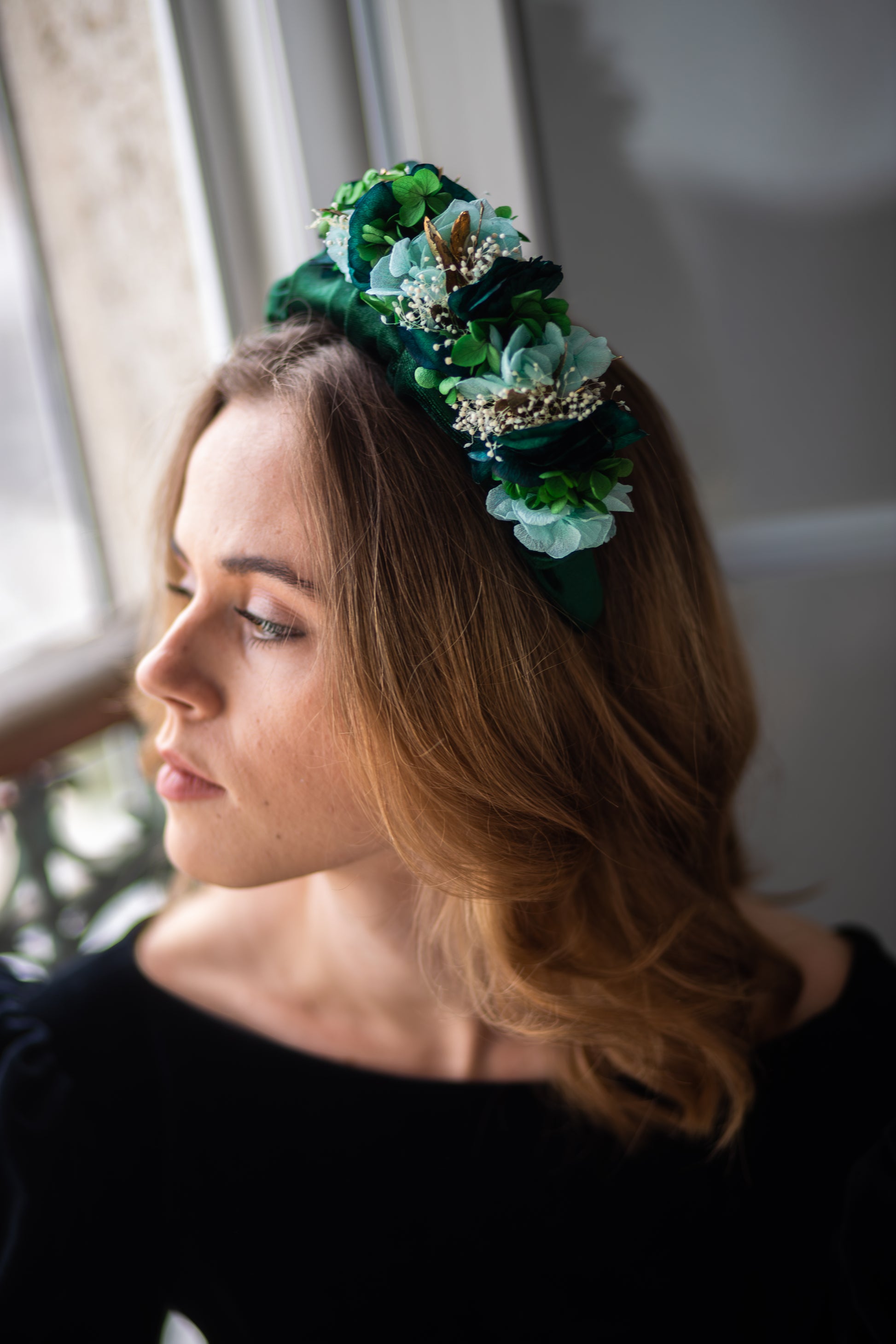 Serre tête en tissu décoré d'une composition de fleurs stabilisées colorées