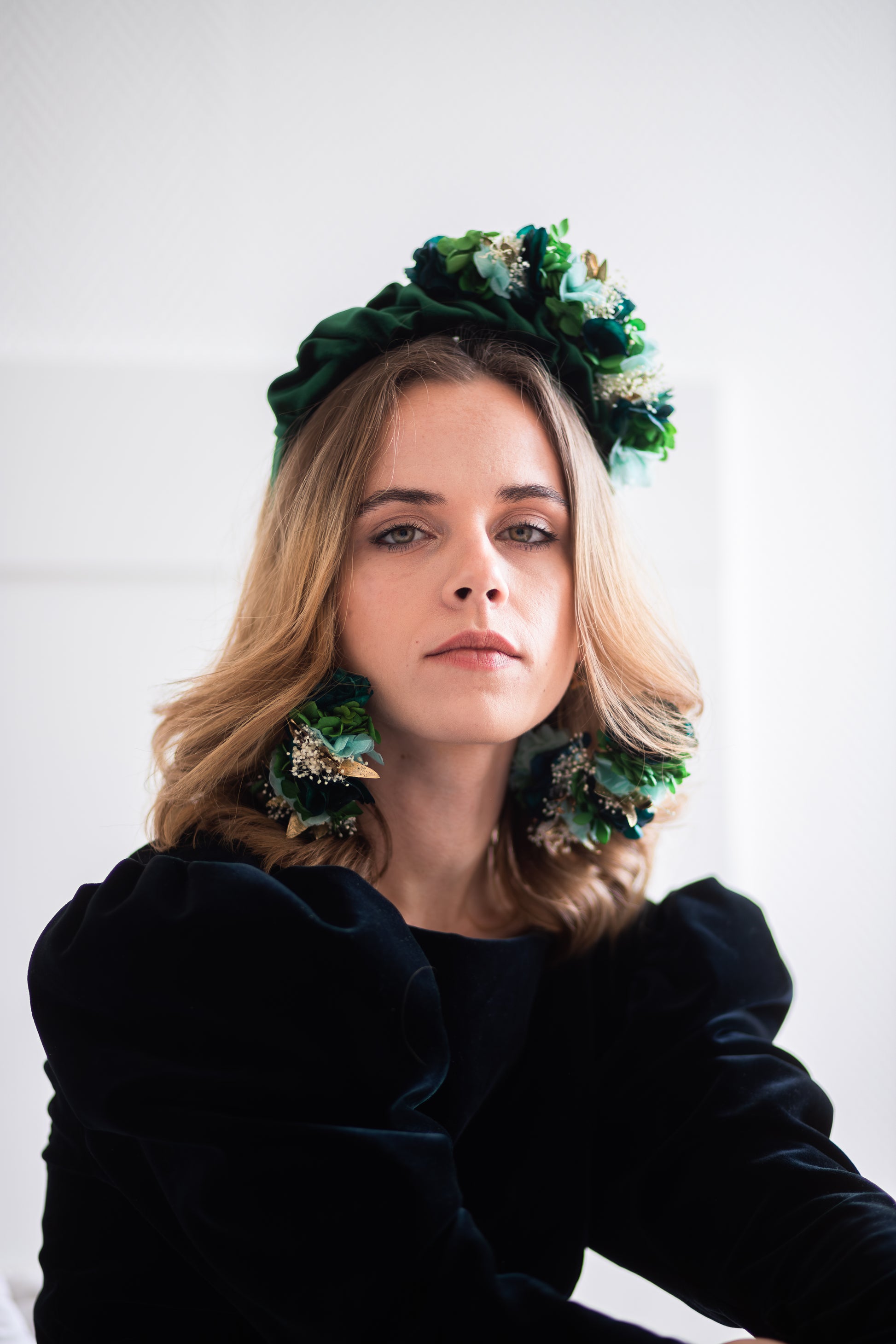 Serre tête en tissu décoré d'une composition de fleurs stabilisées colorées