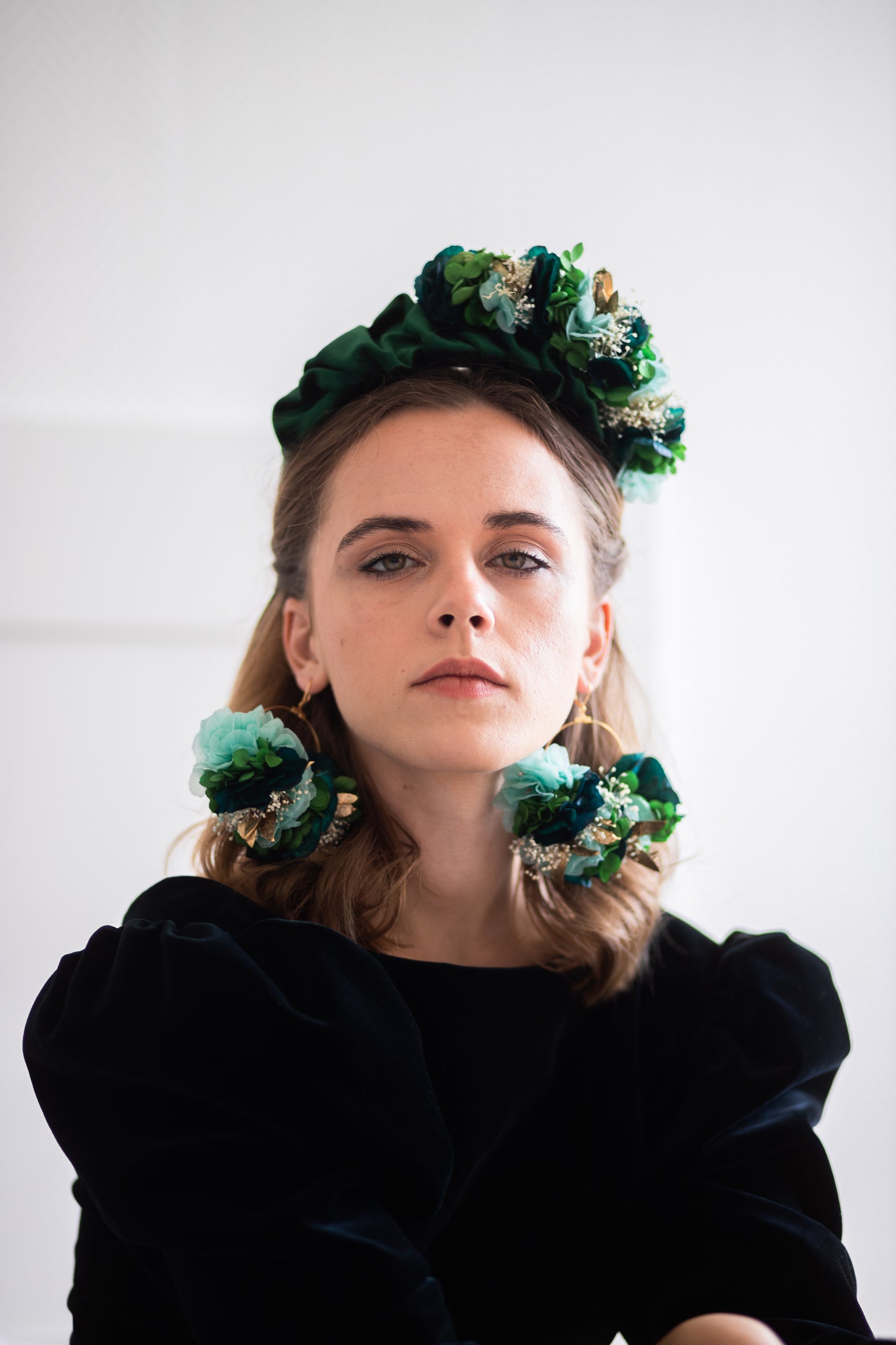 Serre tête en tissu décoré d'une composition de fleurs stabilisées colorées