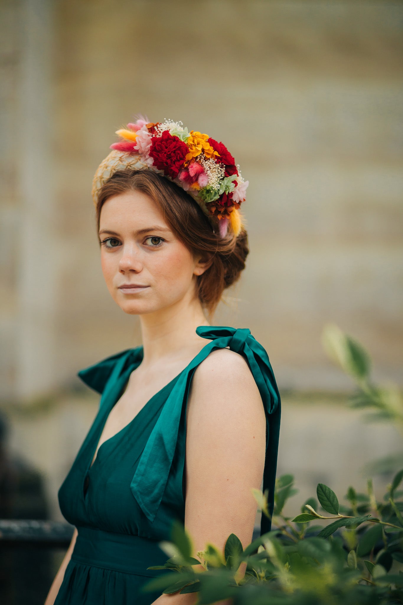 Serre tête en sinamay décoré de fleurs stabilisées et colorées 