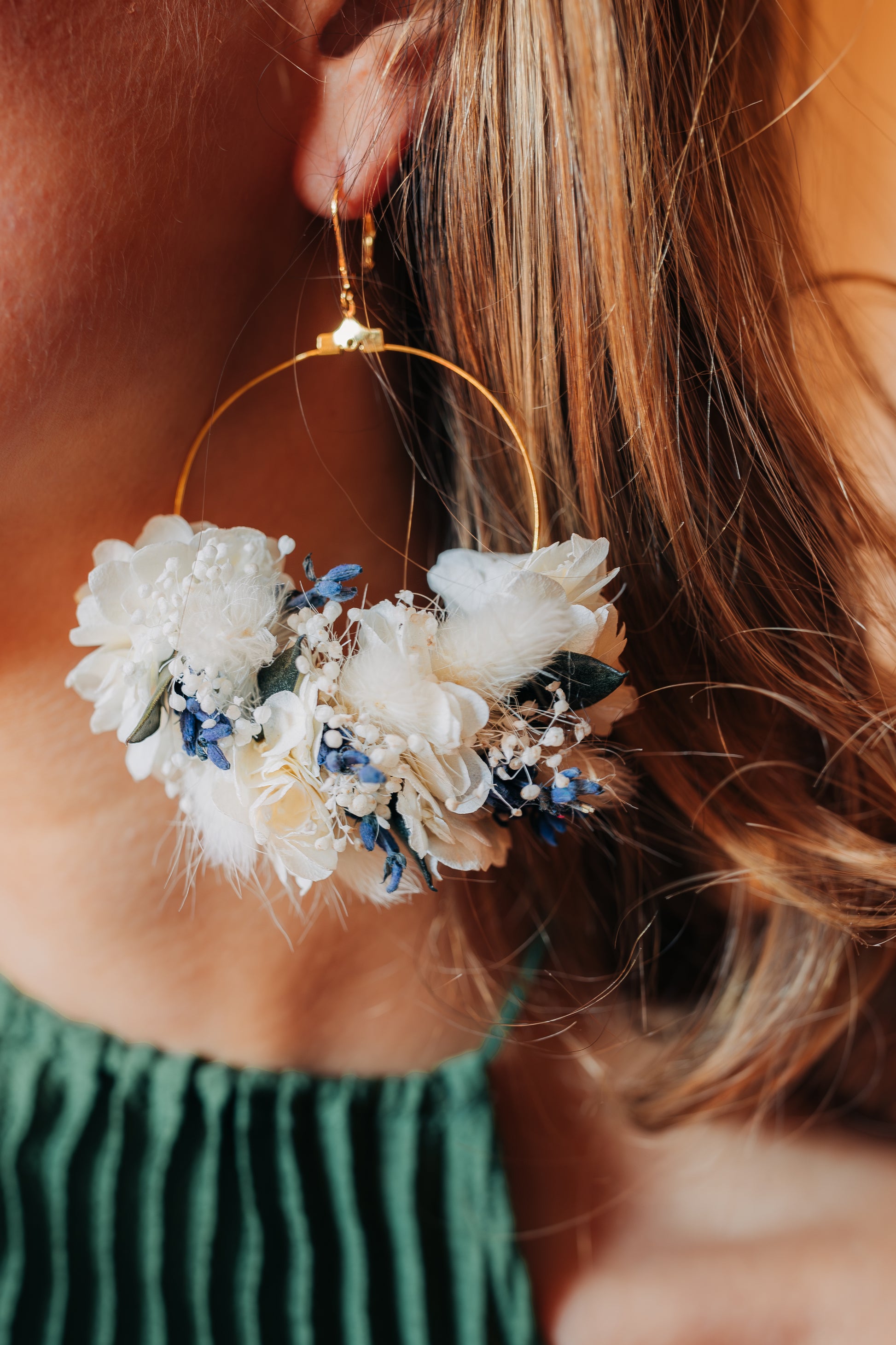 Boucles d'oreilles décorées de fleurs stabilisées