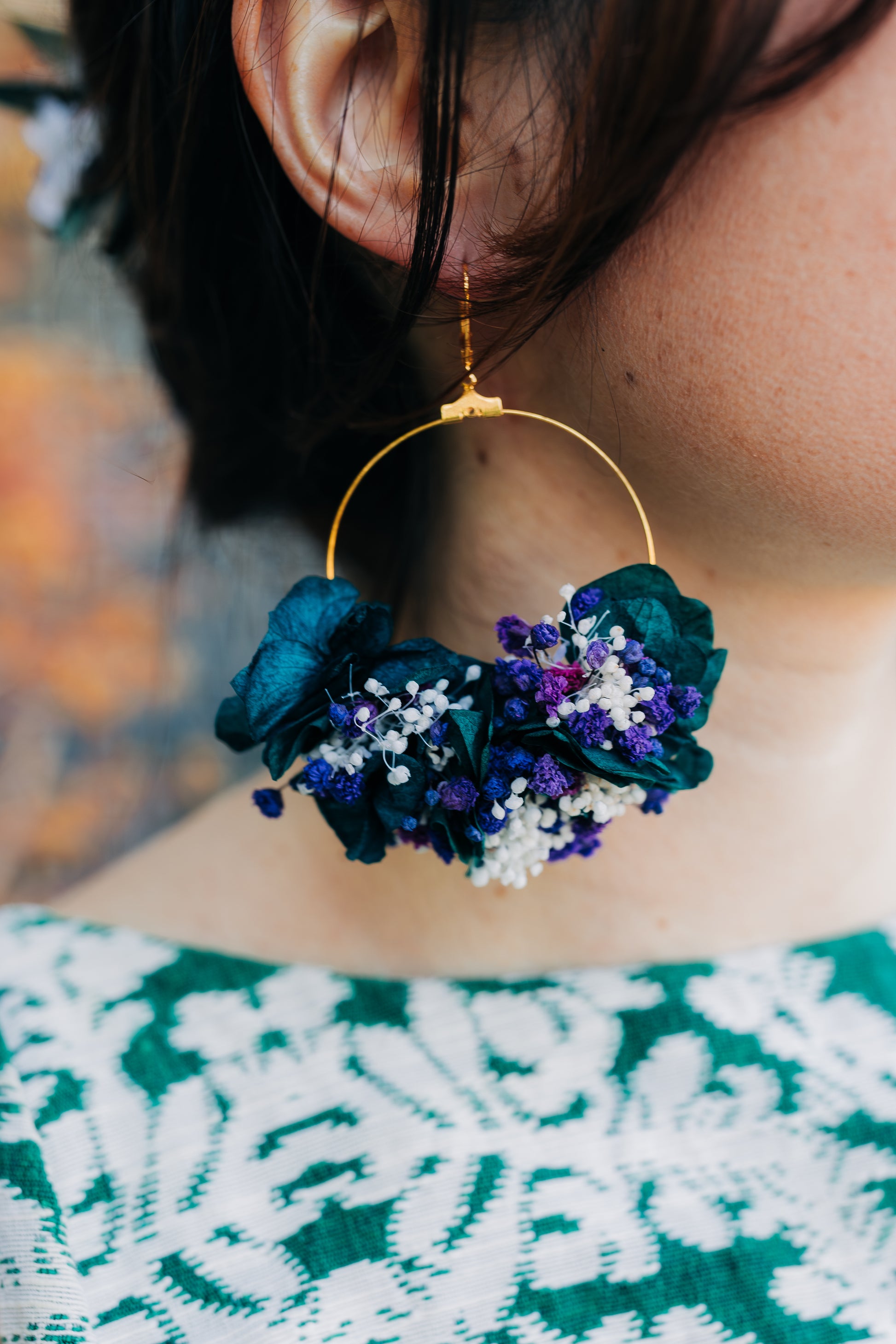 Boucles d'oreilles décorées de fleurs stabilisées