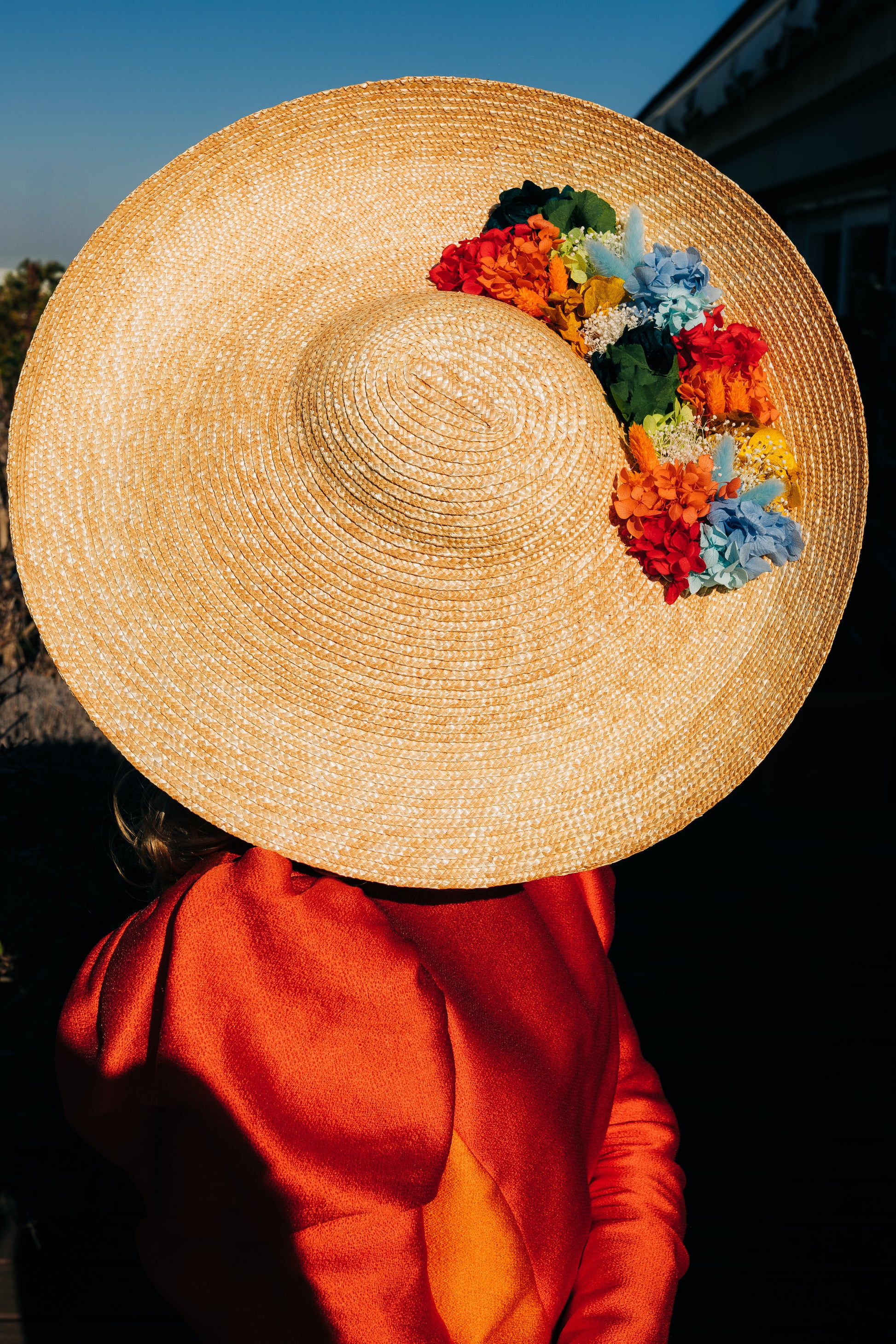 Capeline chapeau incurvée collection fauvisme Derain décoré de fleurs stabilisées