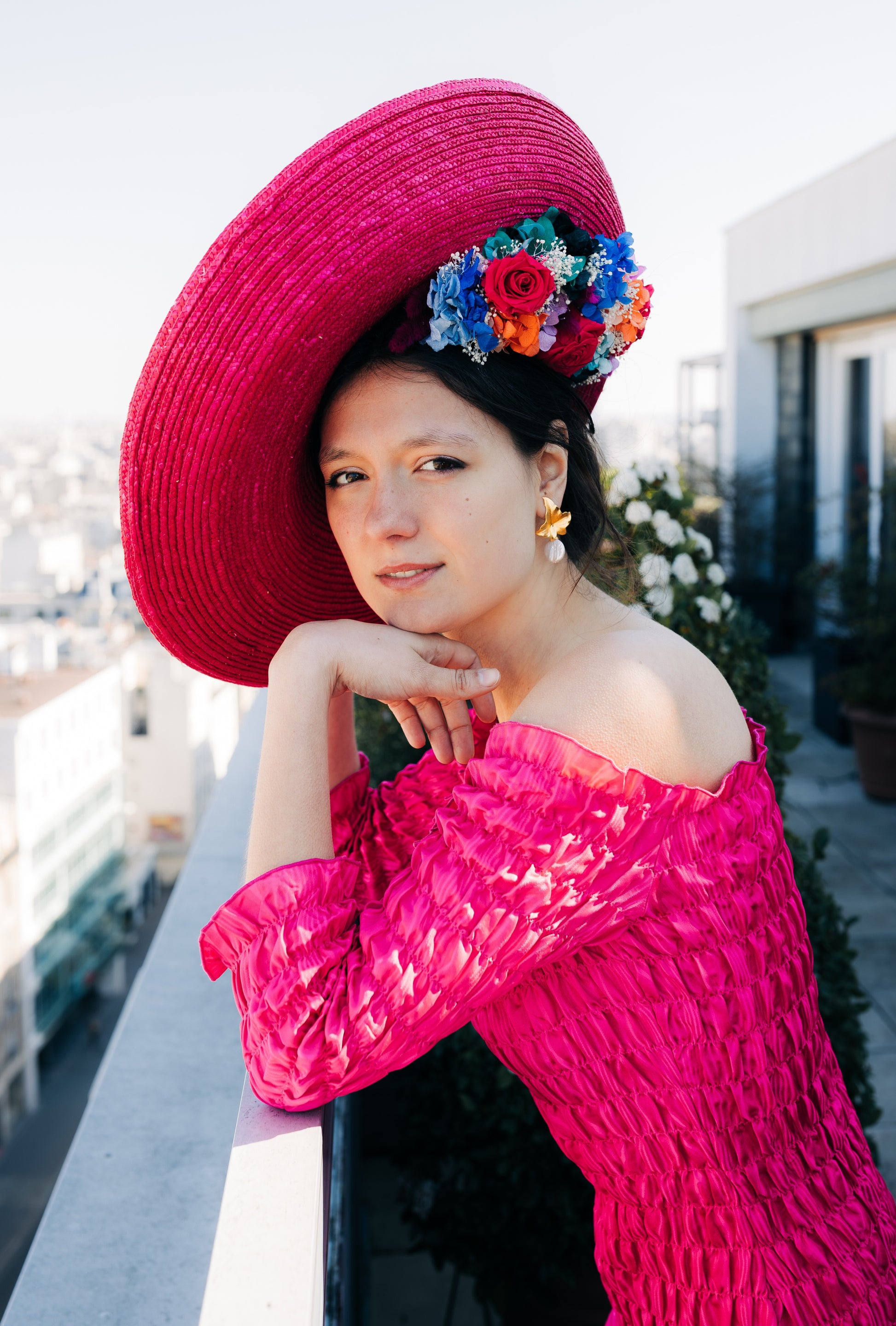 Capeline chapeau incurvée rose fuschia décor en dessous décoré de fleurs colorées