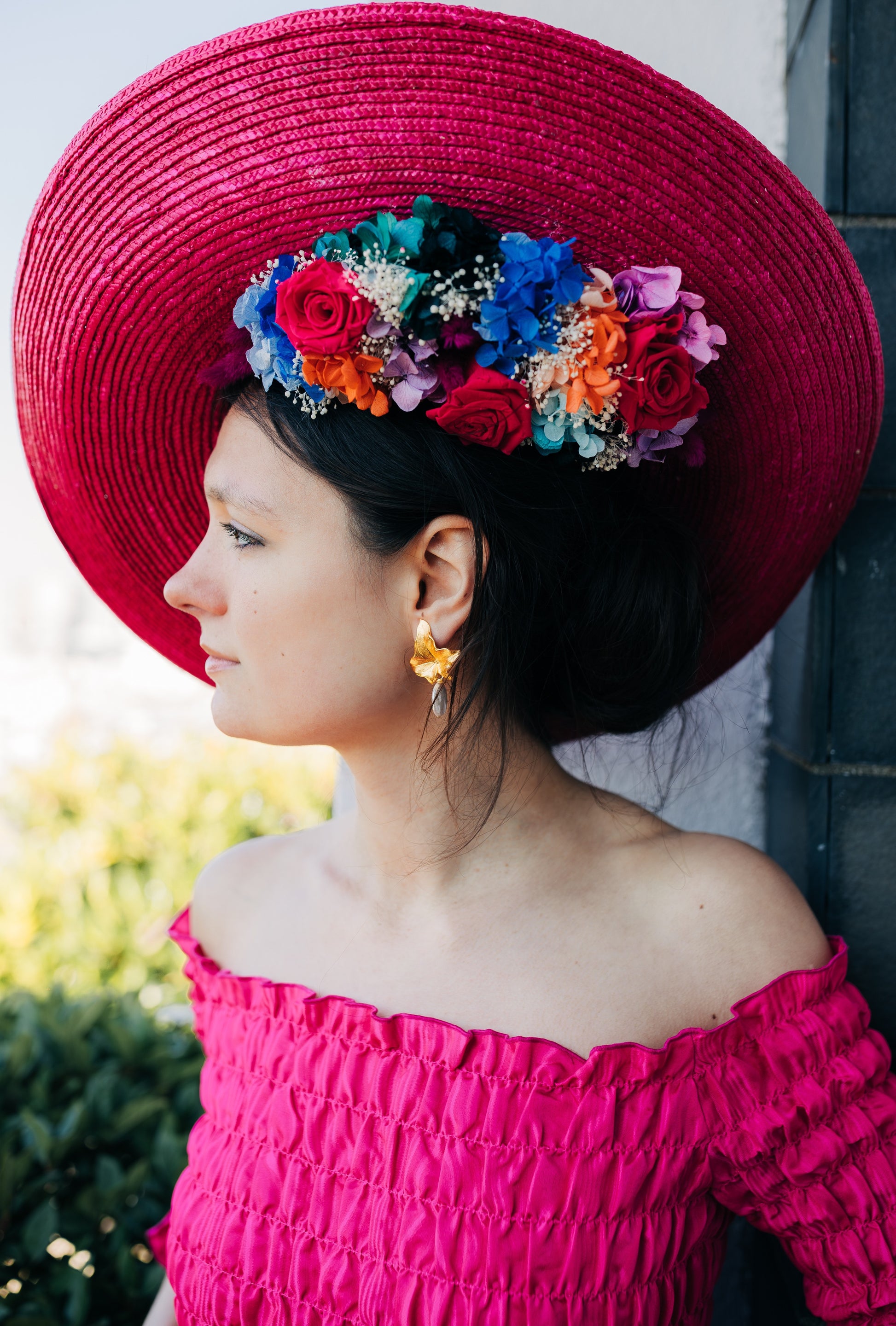 Capeline chapeau incurvée rose fuschia décor en dessous décoré de fleurs colorées