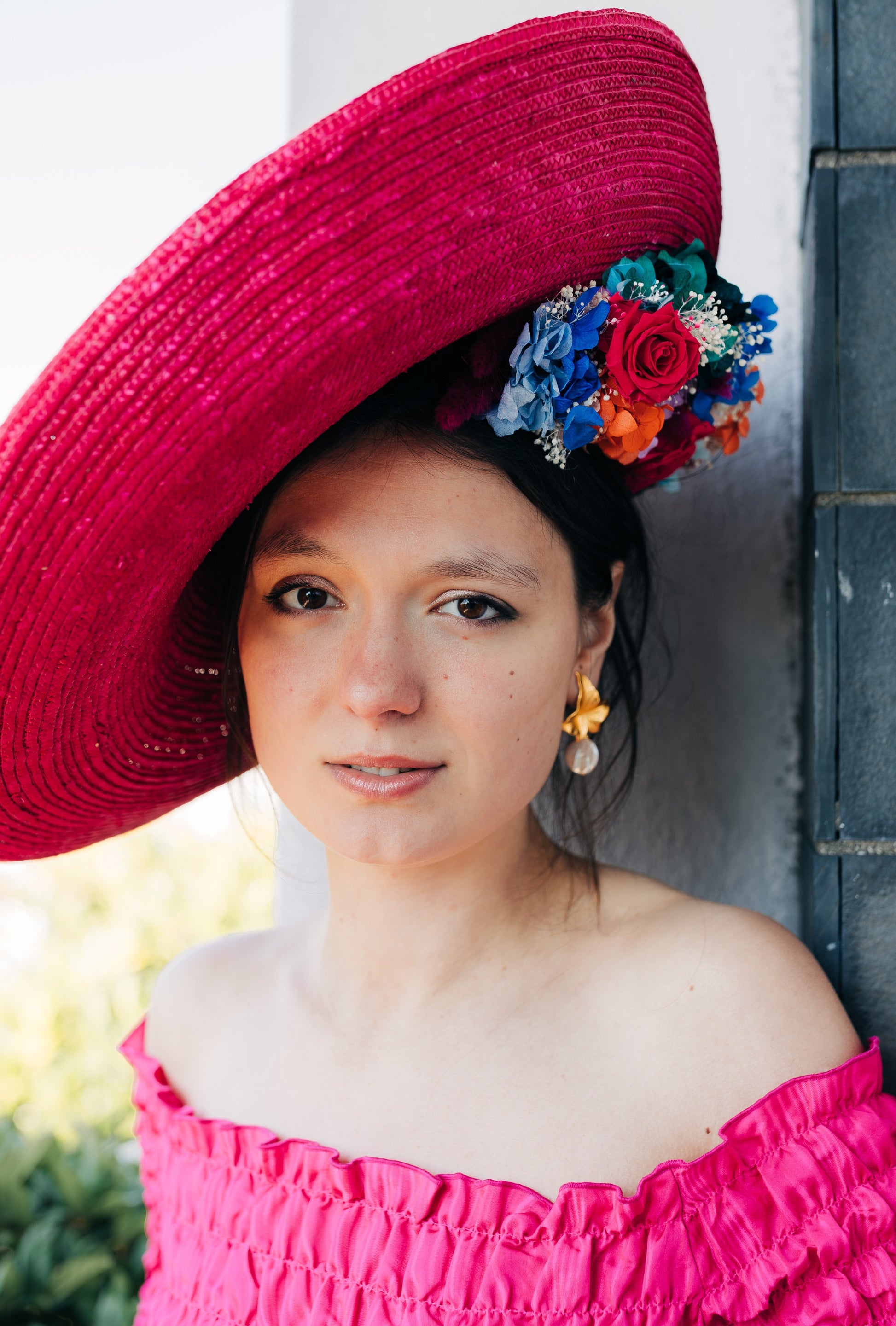 Capeline chapeau incurvée rose fuschia décor en dessous décoré de fleurs colorées