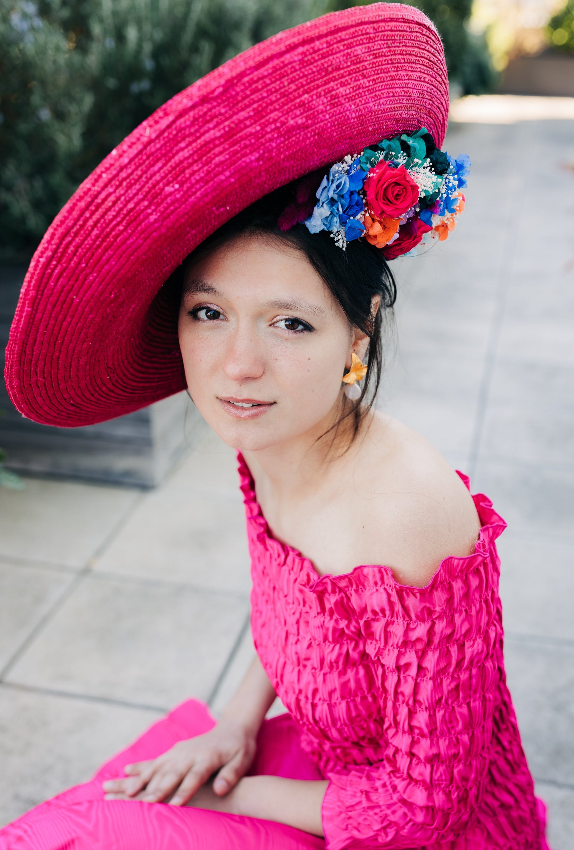 Capeline chapeau incurvée rose fuschia décor en dessous décoré de fleurs colorées