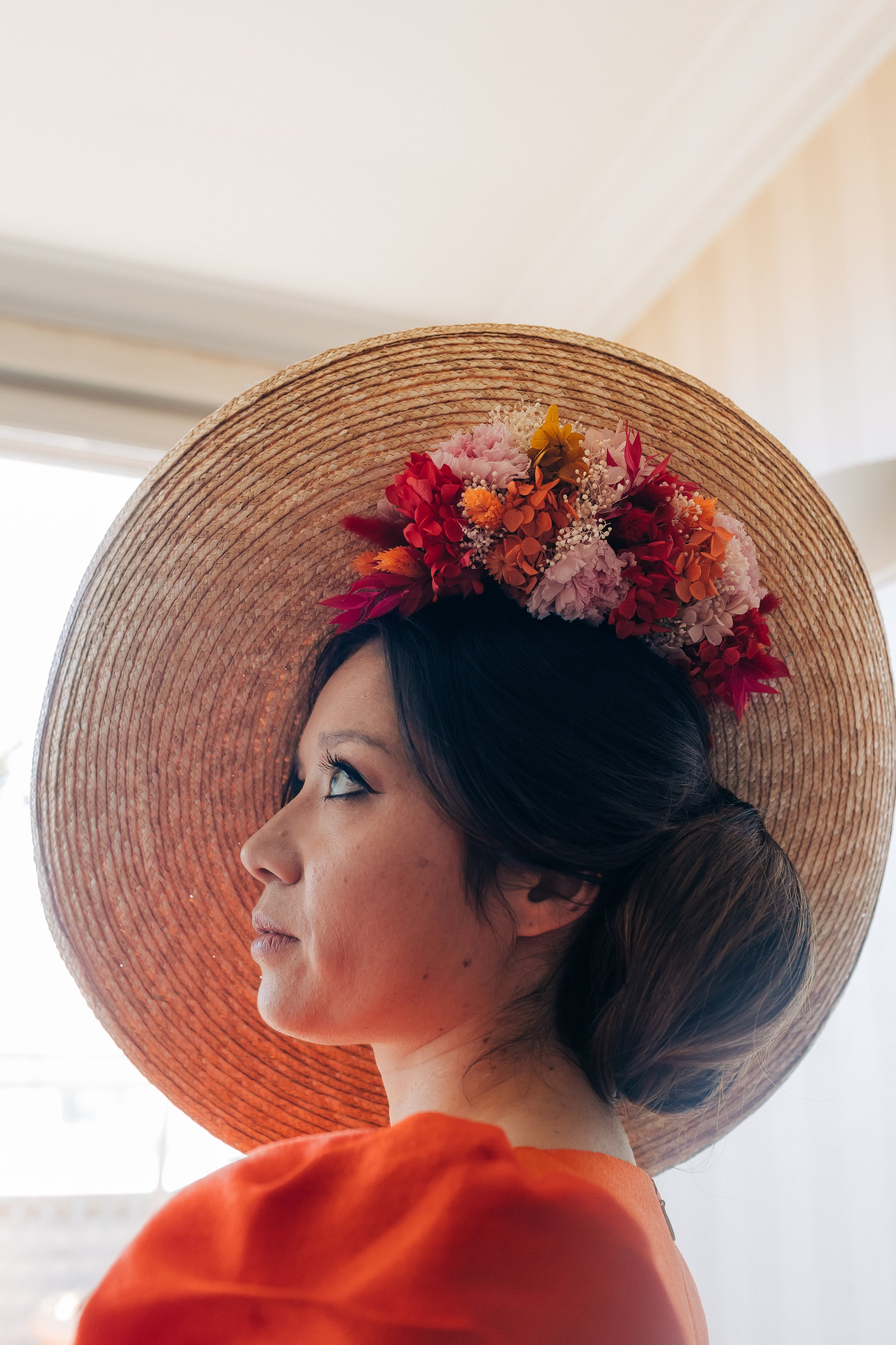 Capeline chapeau incurvée nature décorée de fleurs stabilisées invitées