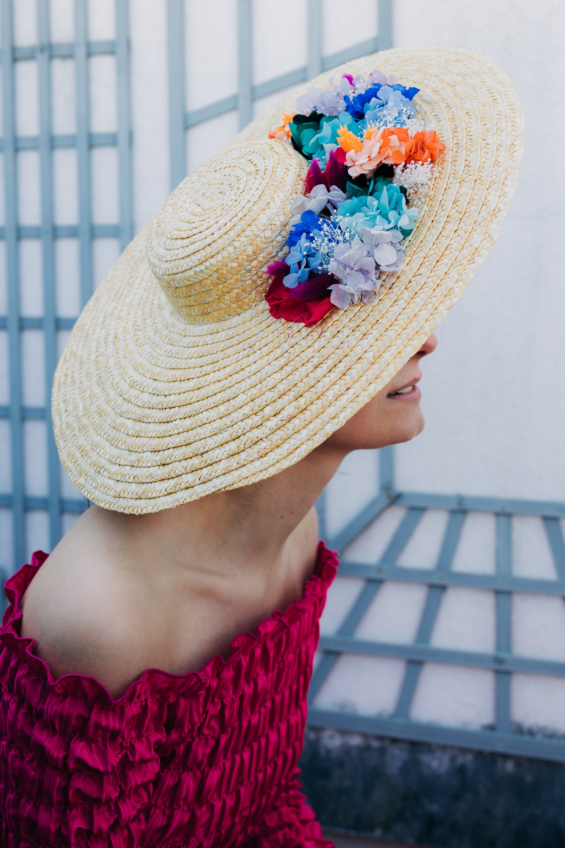 Capeline chapeau nature décoré de fleurs stabilisées invitées