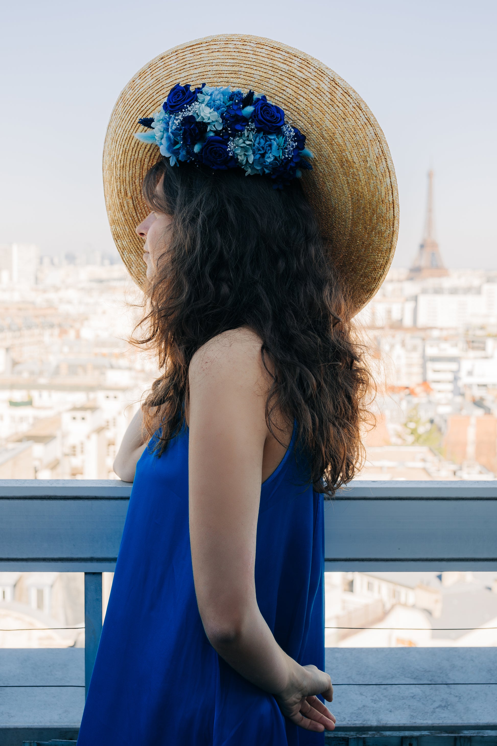 Capeline incurvée décorée en dessous de fleurs stabilisées