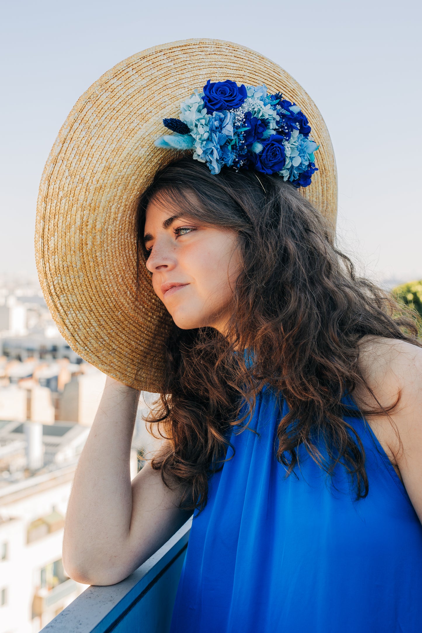 Capeline incurvée décorée en dessous de fleurs stabilisées