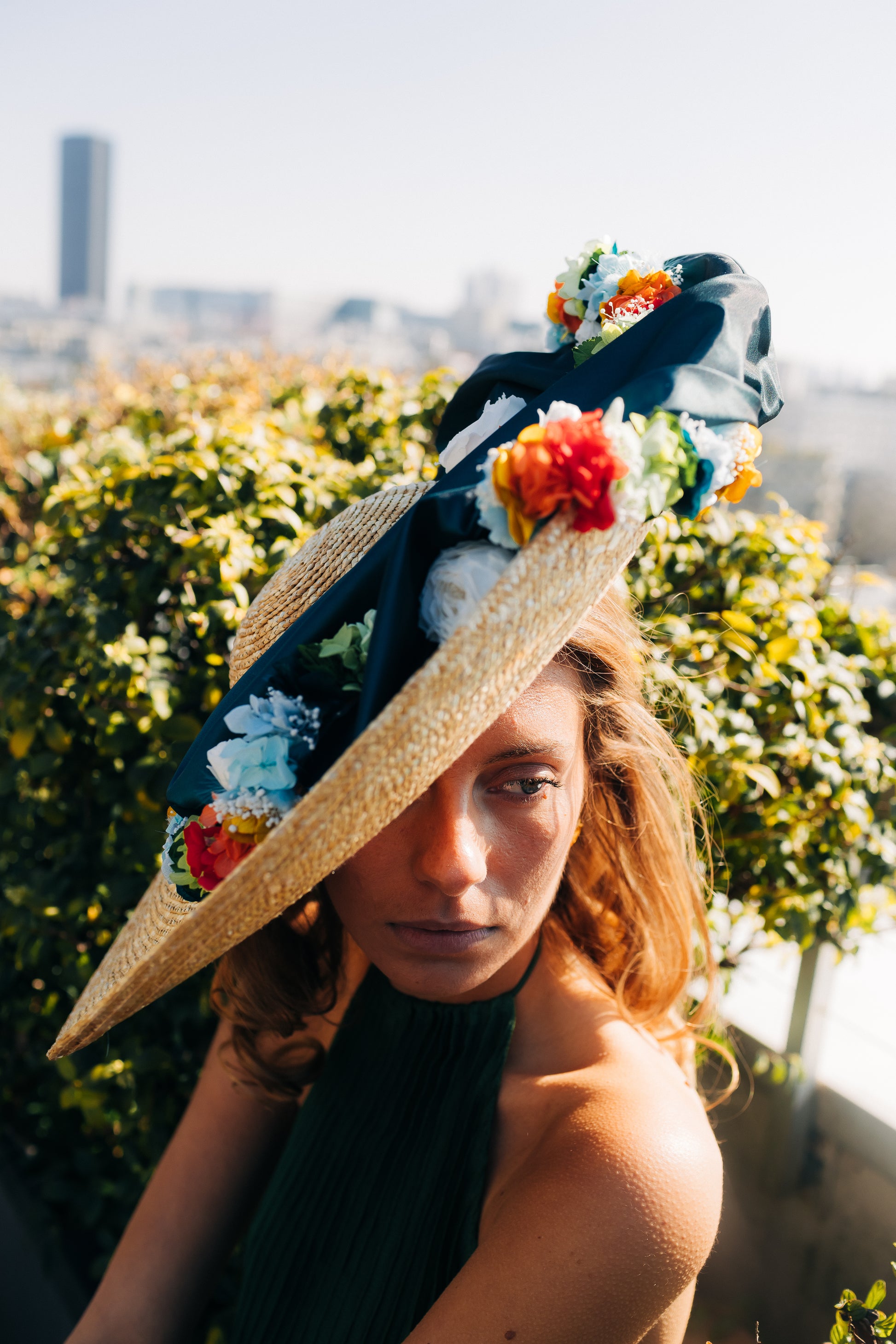 Capeline incurvée décorée de fleurs stabilisées et d'une soie verte