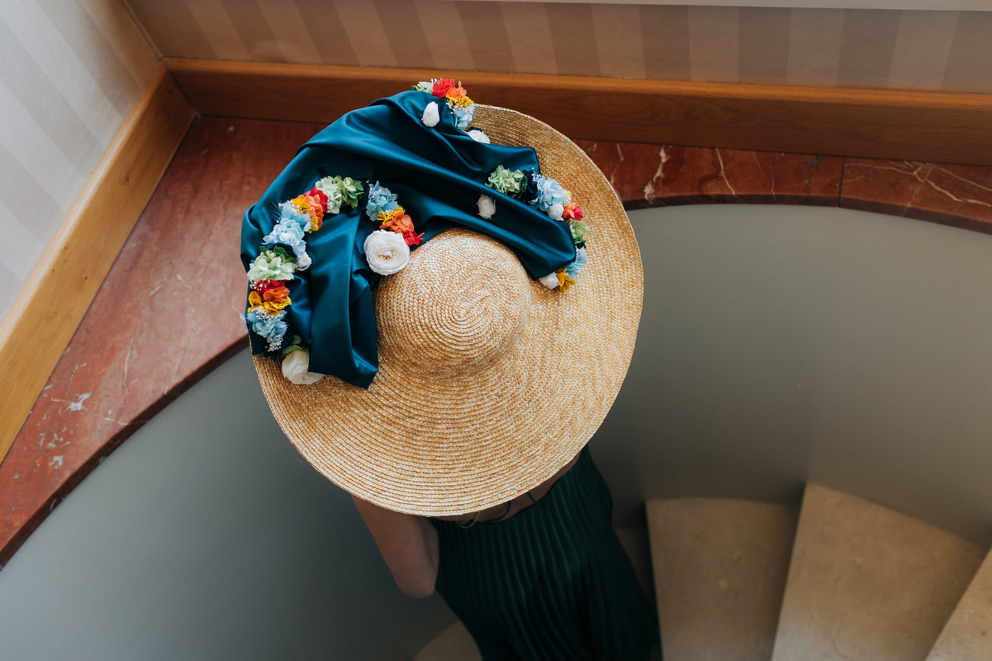 Capeline incurvée décorée de fleurs stabilisées et d'une soie verte