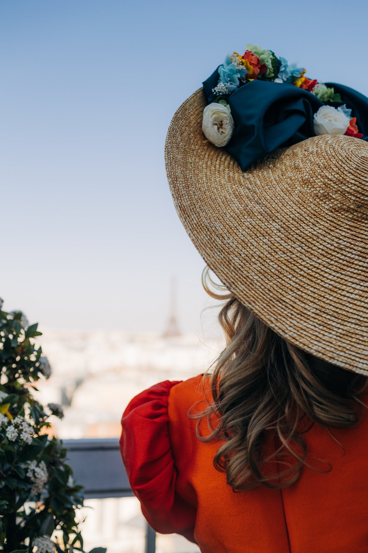 Capeline incurvée décorée de fleurs stabilisées et d'une soie verte